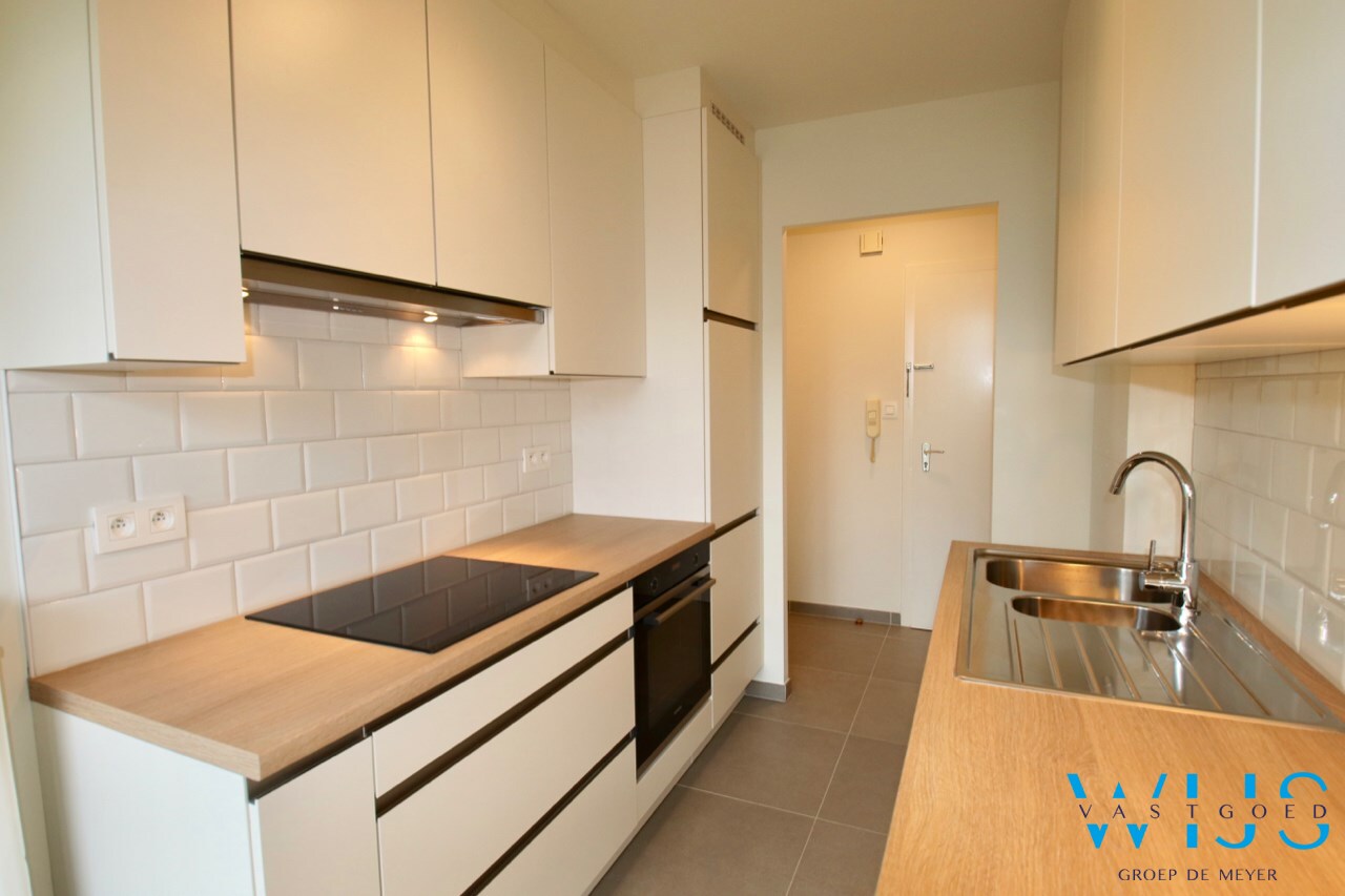 Gerenoveerd 2 slaapkamerappartement met garage te Evergem! 