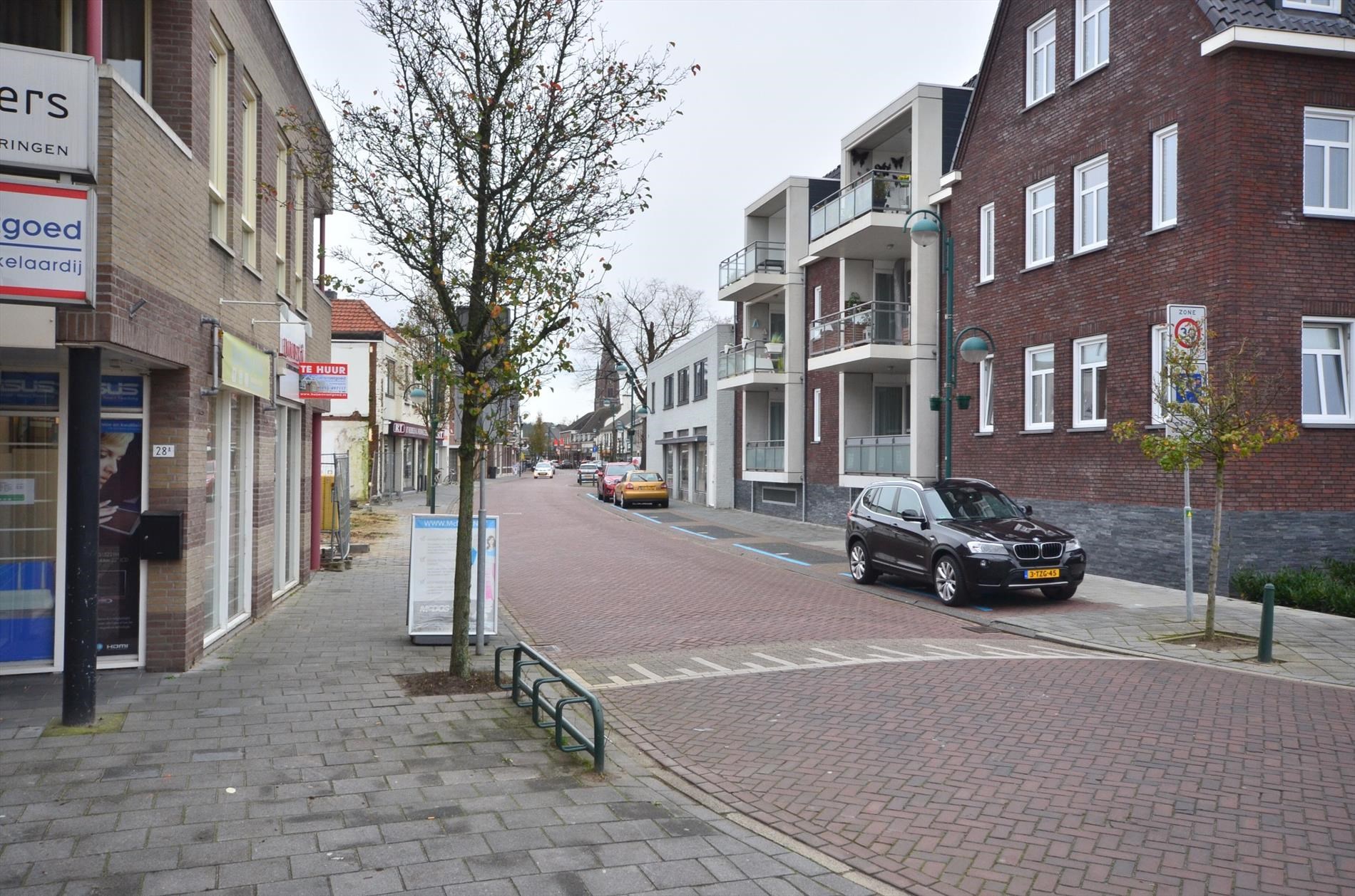 Winkel- / praktijk- / kantoorruimte aan drukke weg in het centrum. Volop gratis parkeerplaatsen in de directe omgeving. 