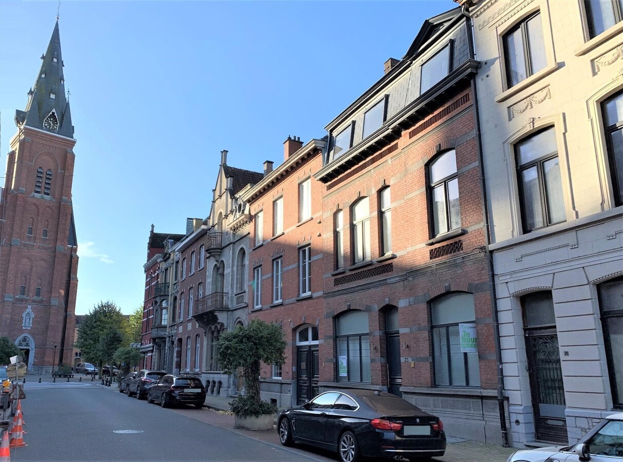 Tof gerestaureerde herenwoning met 4 slaapkamers + binnenpatio en terras, nabij kerk 