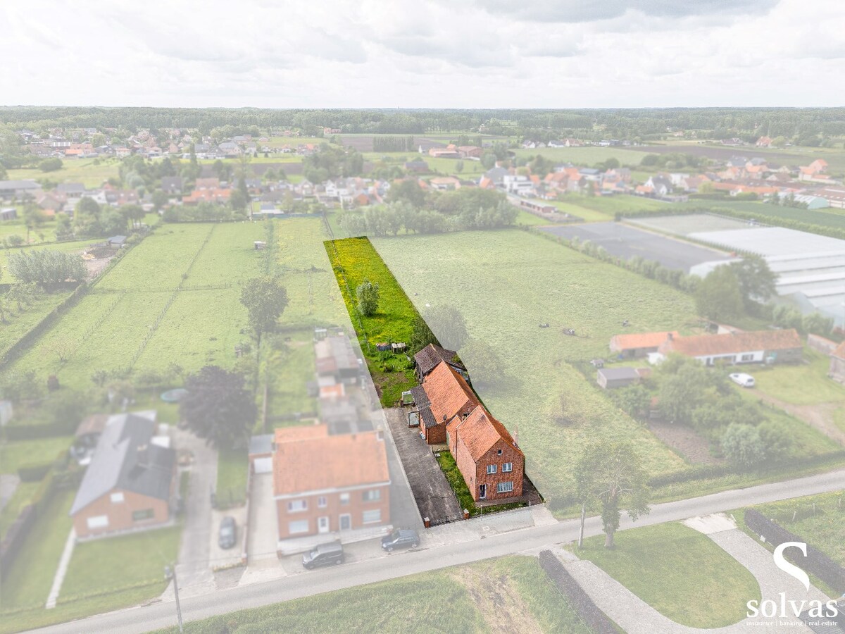 Woonst met stallen op een perceel van 2295 m&#178; en tal van mogelijkheden 