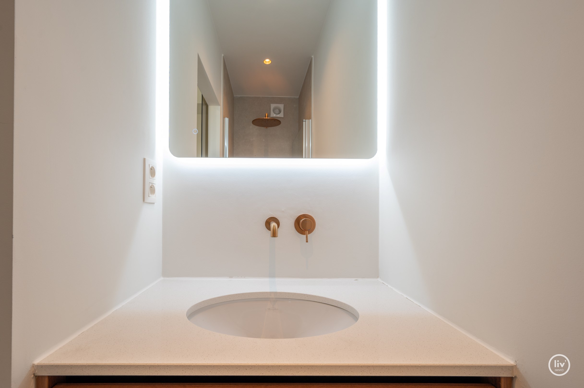 Gerenoveerd, lichtrijk appartement met 3 slaapkamers voorzien van alle luxe, gelegen op de Lippenslaan te Knokke. 