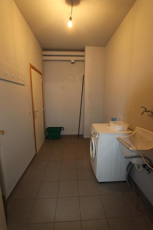Gerenoveerde woning met 2 slaapkamers en terras te Roeselare 