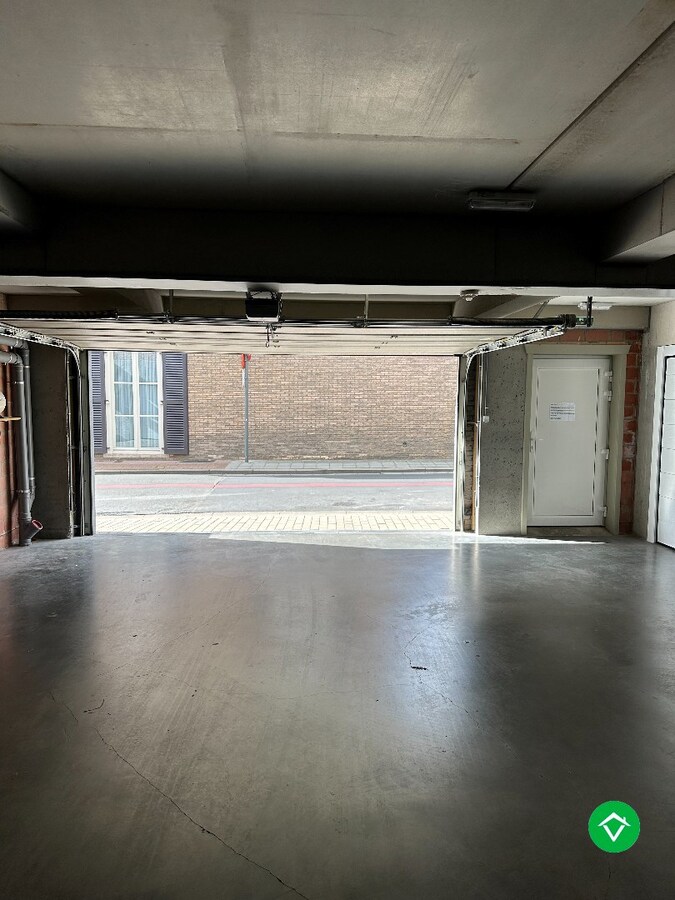 Charmant 2-slaapkamerappartement met garage en extra berging aan markt Kortemark 