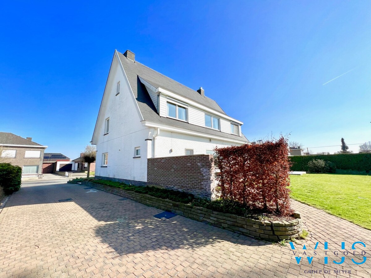 Statig woonhuis op 1104 m&#178; in het centrum van Sleidinge ! 