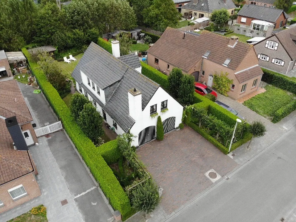 Perfect onderhouden villa op 710m² met prachtige tuin gelegen in rustige woonwijk in het centrum van Oudenburg. 