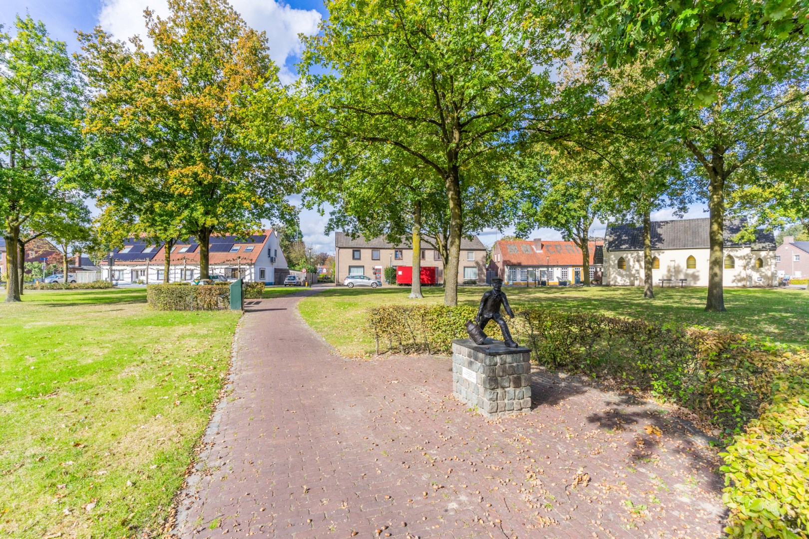 Vrijstaande woning met vrijstaande garage en tuin. Levensloopbestendig. Energielabel C. 