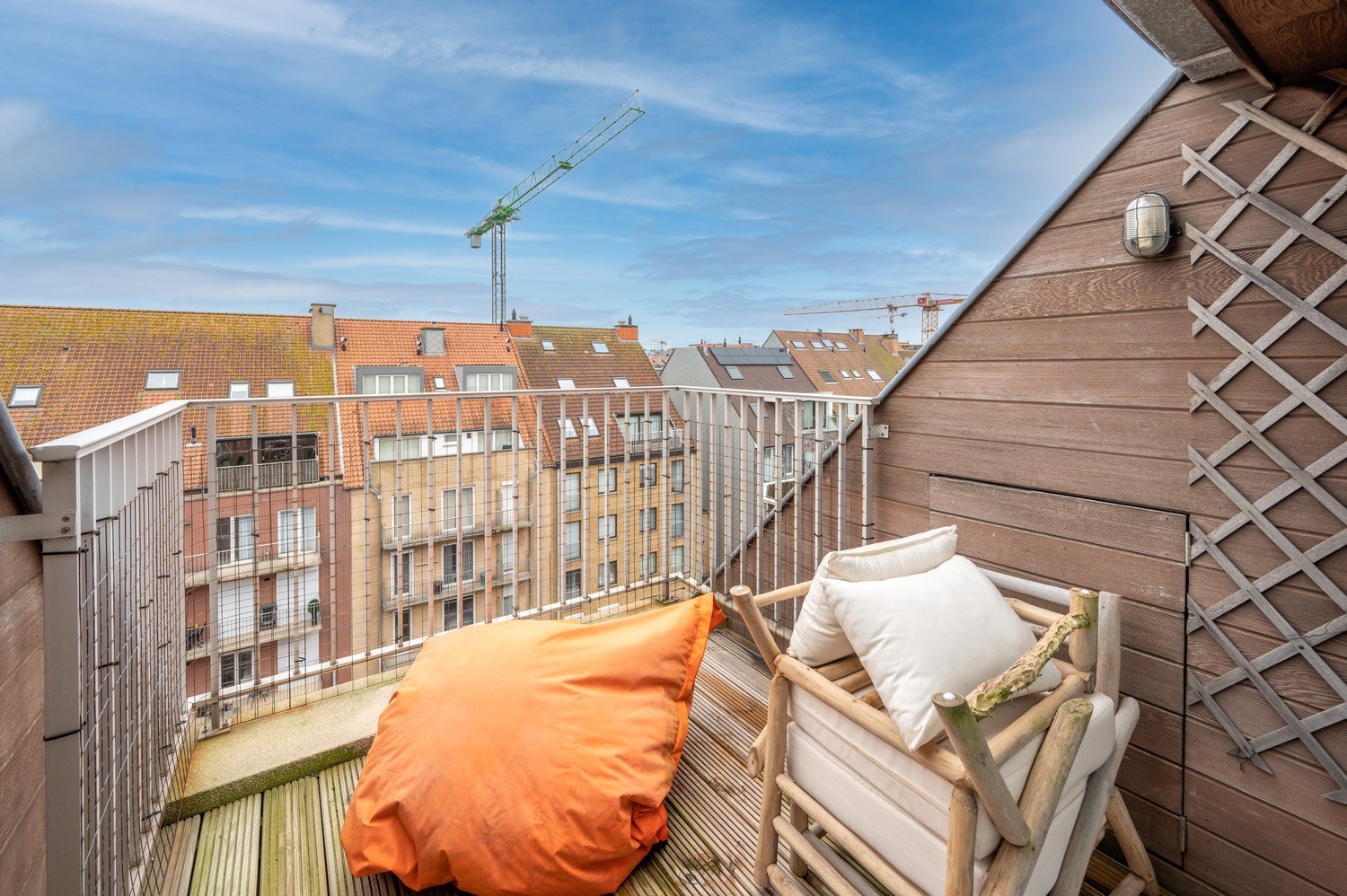 Zeer gezellige duplex met mooie terrassen, op de Lippenslaan met open haard! 