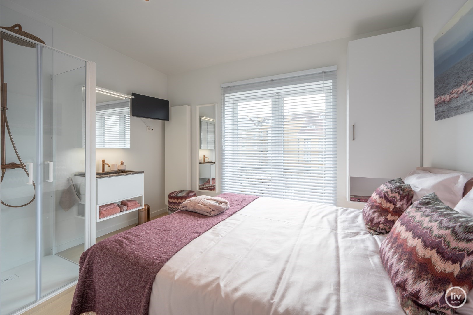 Volledig gerenoveerd 2 slaapkamer-appartement met een magnifiek OPEN ZICHT over de villa&#39;s te Churchilllaan. 
