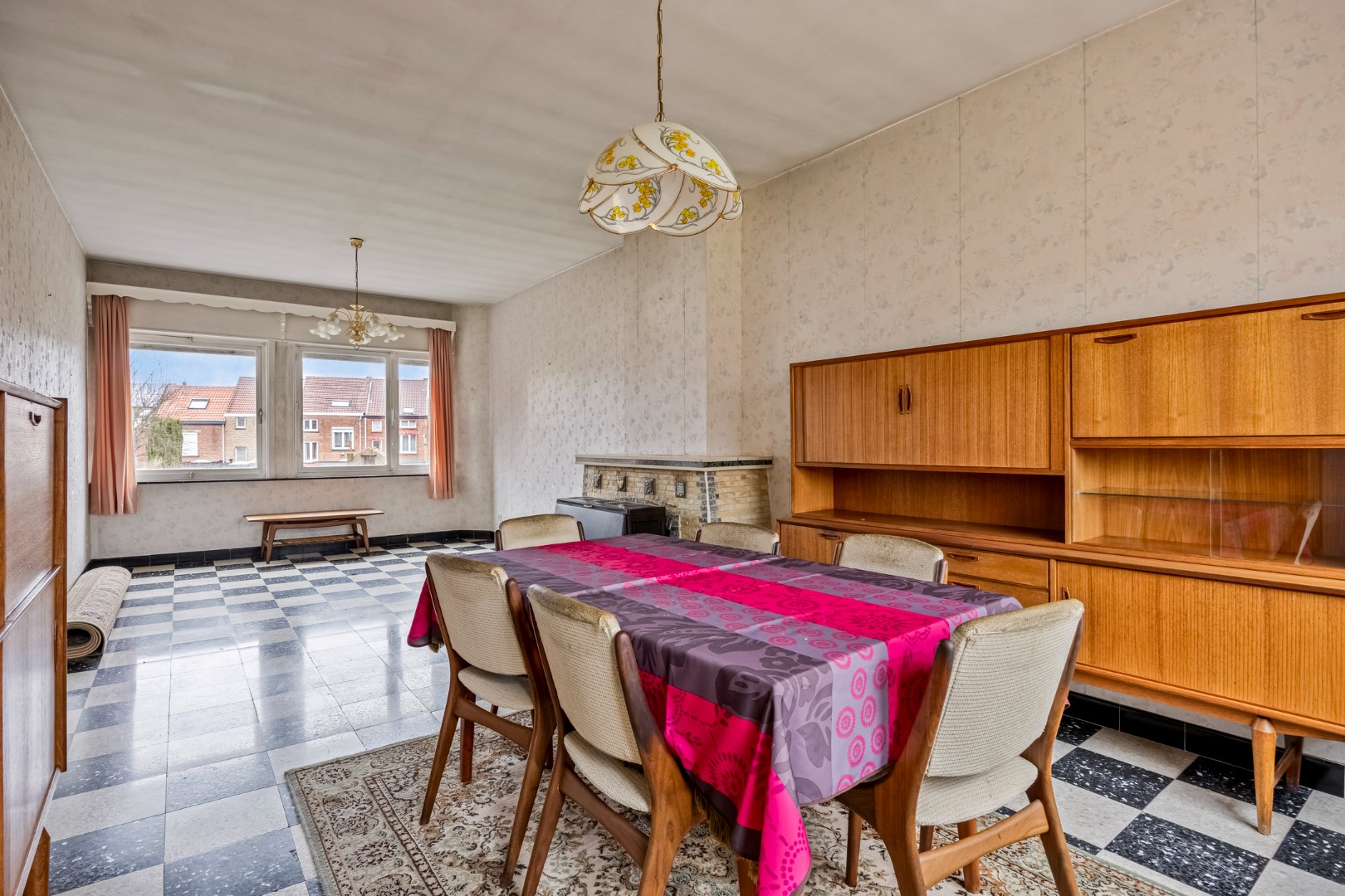 Te renoveren woning met 3 slaapkamers, zolder en ruime garage op een perceel van 1a 69ca - EPC 461 kWh/m&#178; - bewoonbare oppervlakte 208 m&#178; (incl. gelijkvloers) 