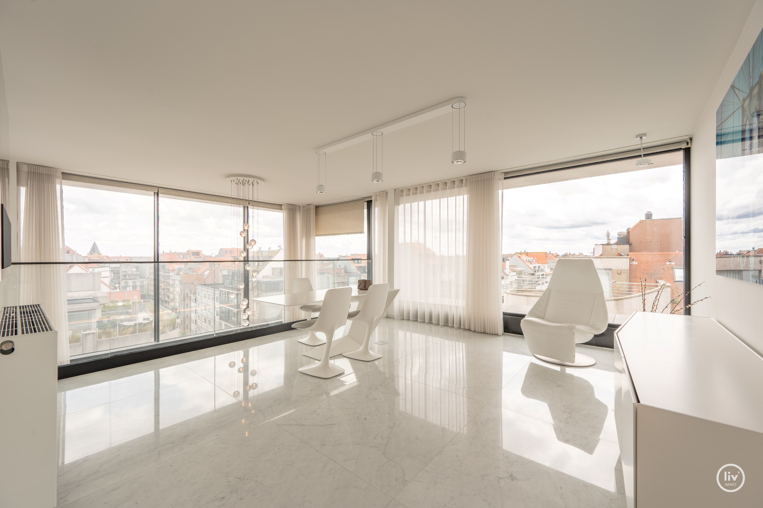 Buitengewone hoekduplex ( 274m&#178;) gelegen vlakbij Zeedijk en het Rubensplein. Ruime garage te koop op de gelijkvloerse verdieping in het gebouw. 