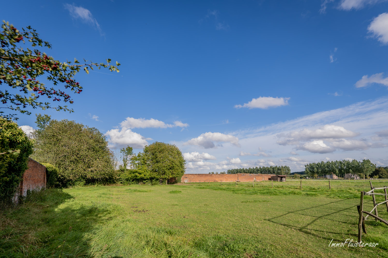 Te renoveren karaktervolle historische hoevewoning met stallingen, binnenkoer, dreef en weiland op ca. 1,36ha te Rebecq (Waals-Brabant) 