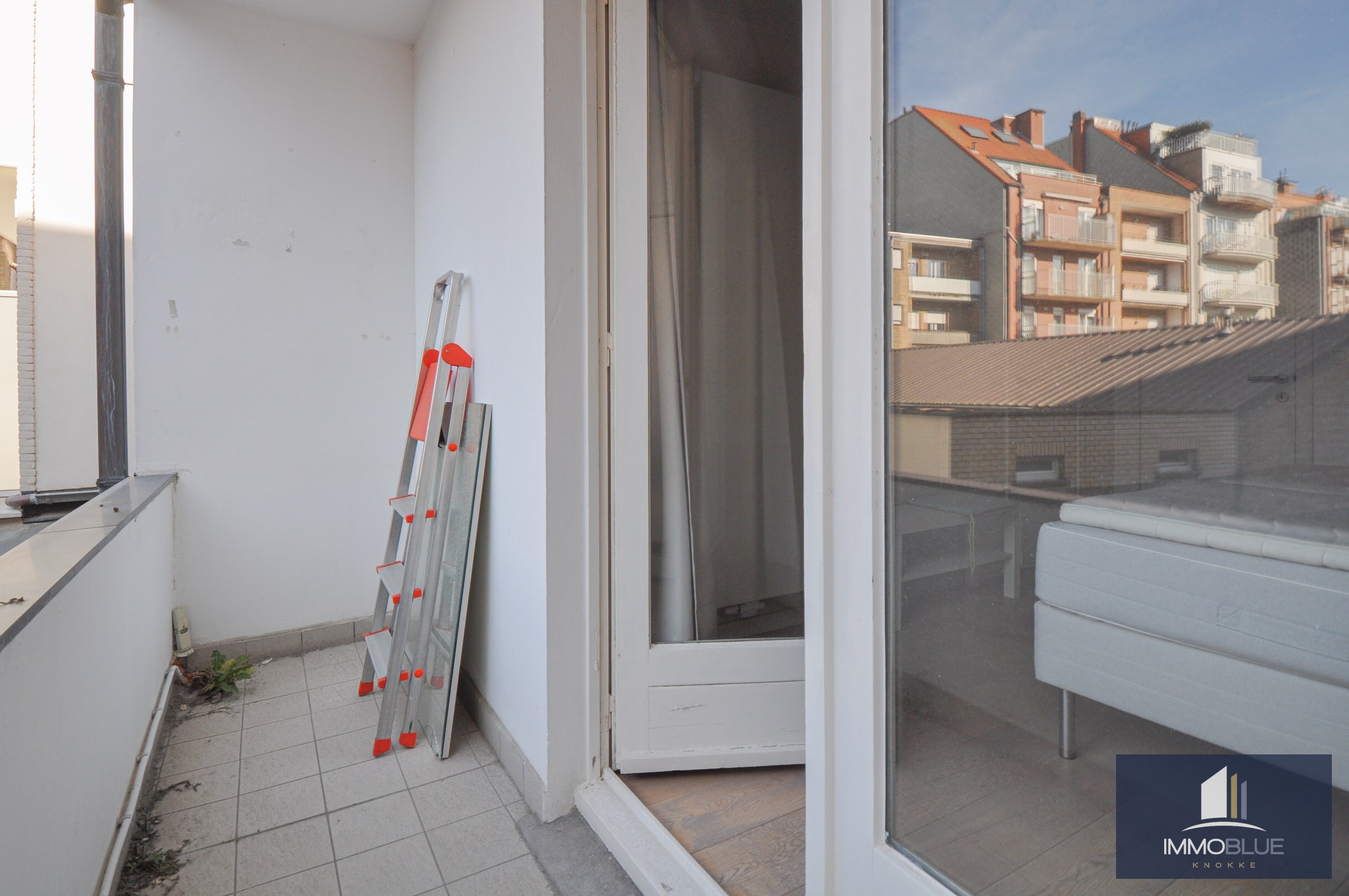 Centraal gelegen, instapklaar zonnig tweeslaapkamerappartement op enkele stappen van de zee en het commercieel centrum. 