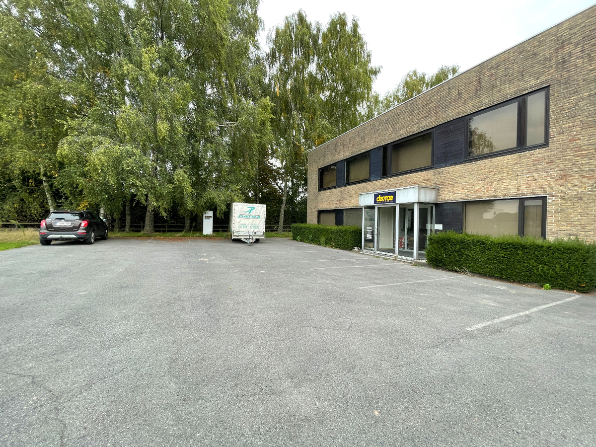 Ruime loods van 198 m&#178; te Ooigem 