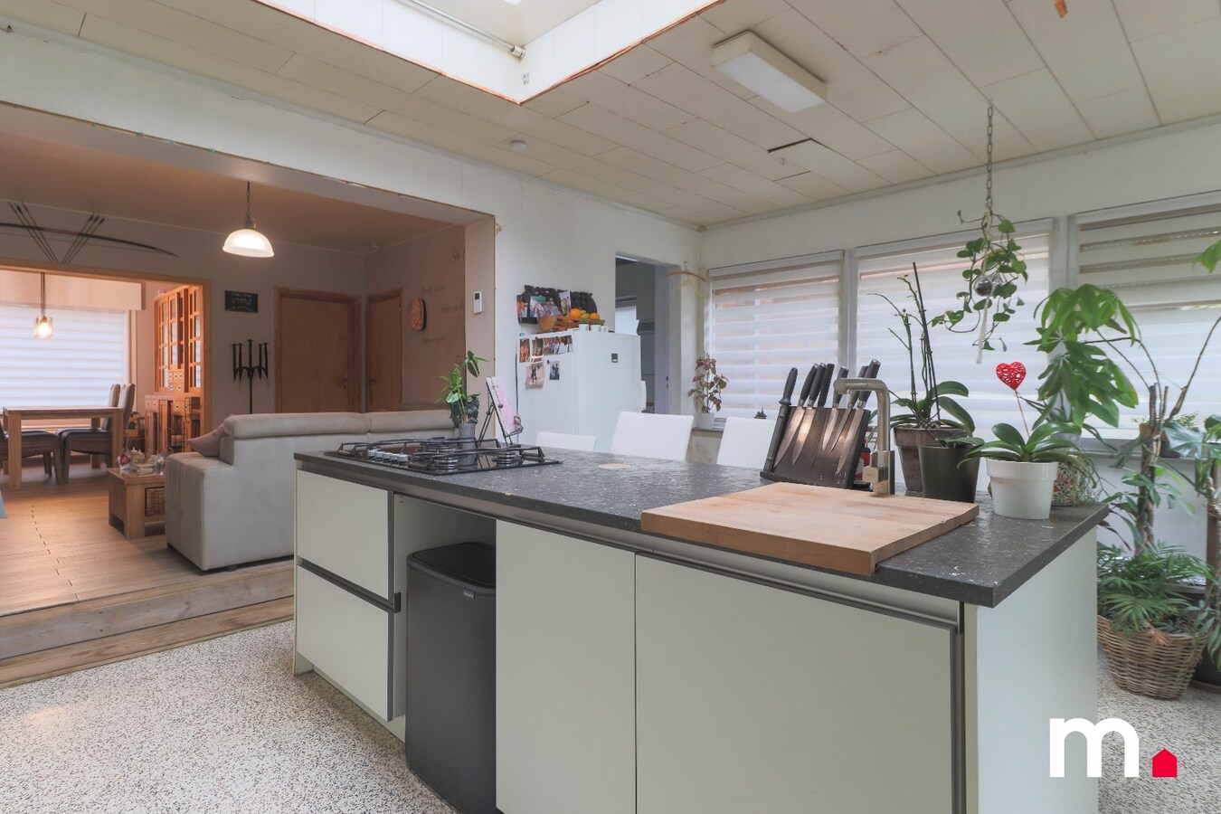 Halfopen bebouwing met grote tuin, garage  en 3 slaapkamers ! 