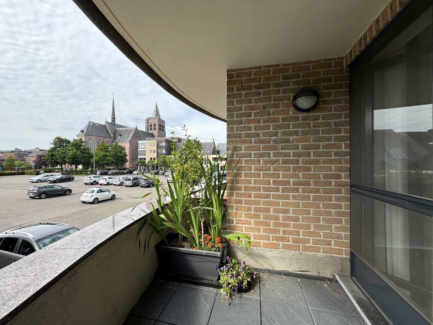Energiezuinig 1 slpk. appt. met onderliggend praktijk- of kantoorruimte in centrum Lommel 