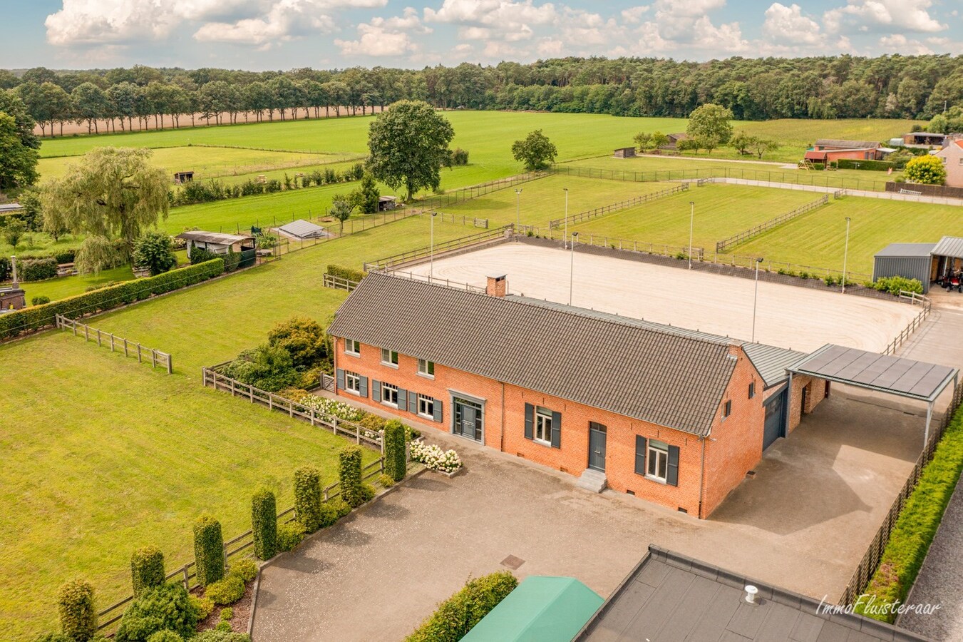 Luxurious farmhouse with stables and outdoor arena on approximately 1ha in Heusden-Zolder. 