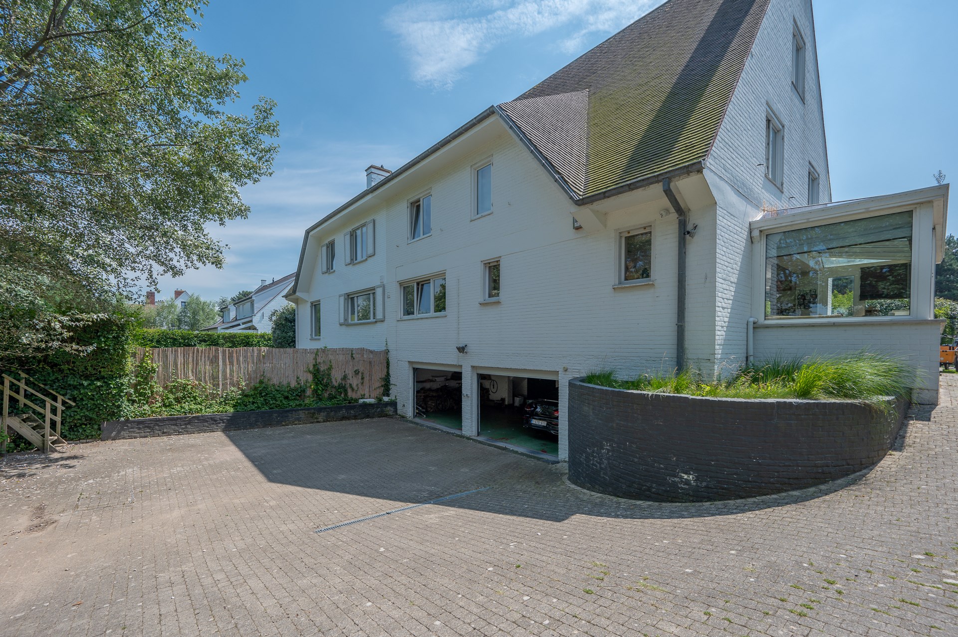 Ruime koppelvilla met zwembad zeer rustig gelegen op een A locatie in het zoute, vlakbij de wandeldijk en het strand, het Zwin van Knokke-Zoute. 