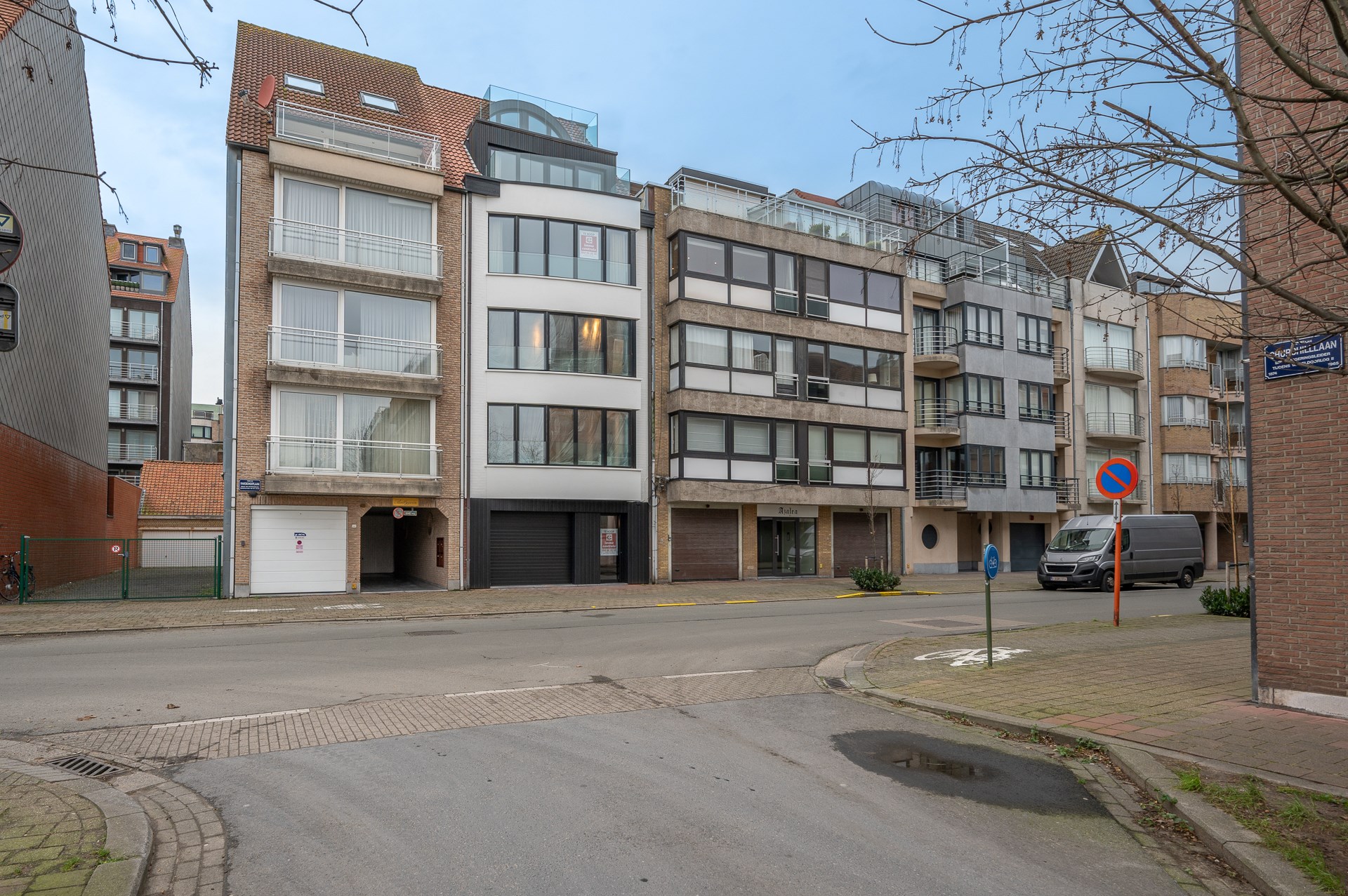 Prachtig gerenoveerd appartement gelegen in de Piers de raveschootlaan met een prachtig open zicht over de villas. Kleinschallig gebouw. 