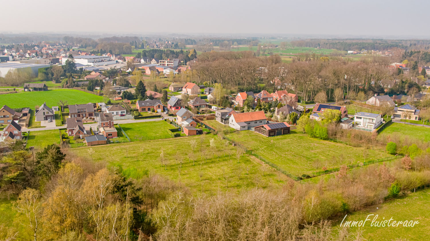 Hedendaagse villa met aanhorigheden op een perceeloppervlakte van 1,6 ha te Belsele 