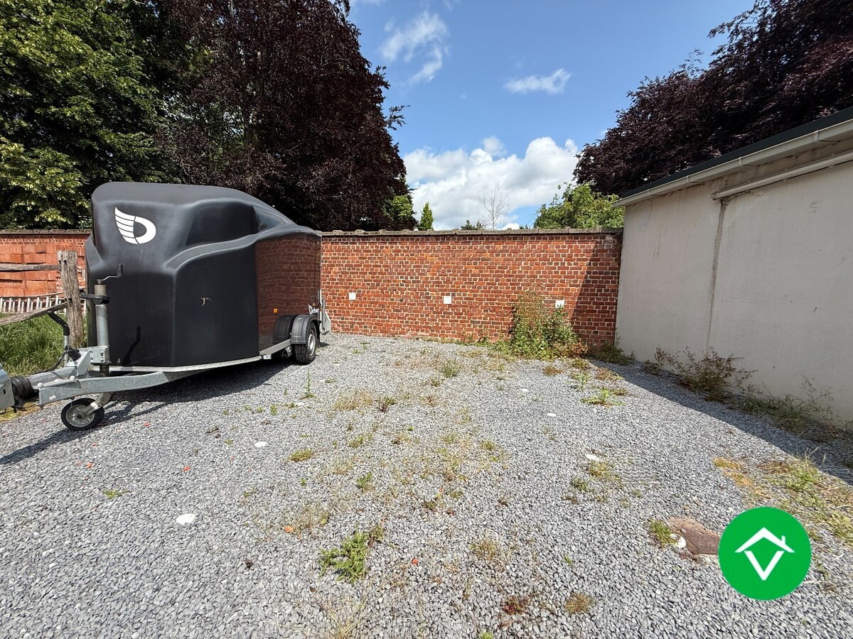 Gelijkvloers appartement op een centrale ligging met &#233;&#233;n slaapkamer, tuin en autostaanplaats te Roeselare 
