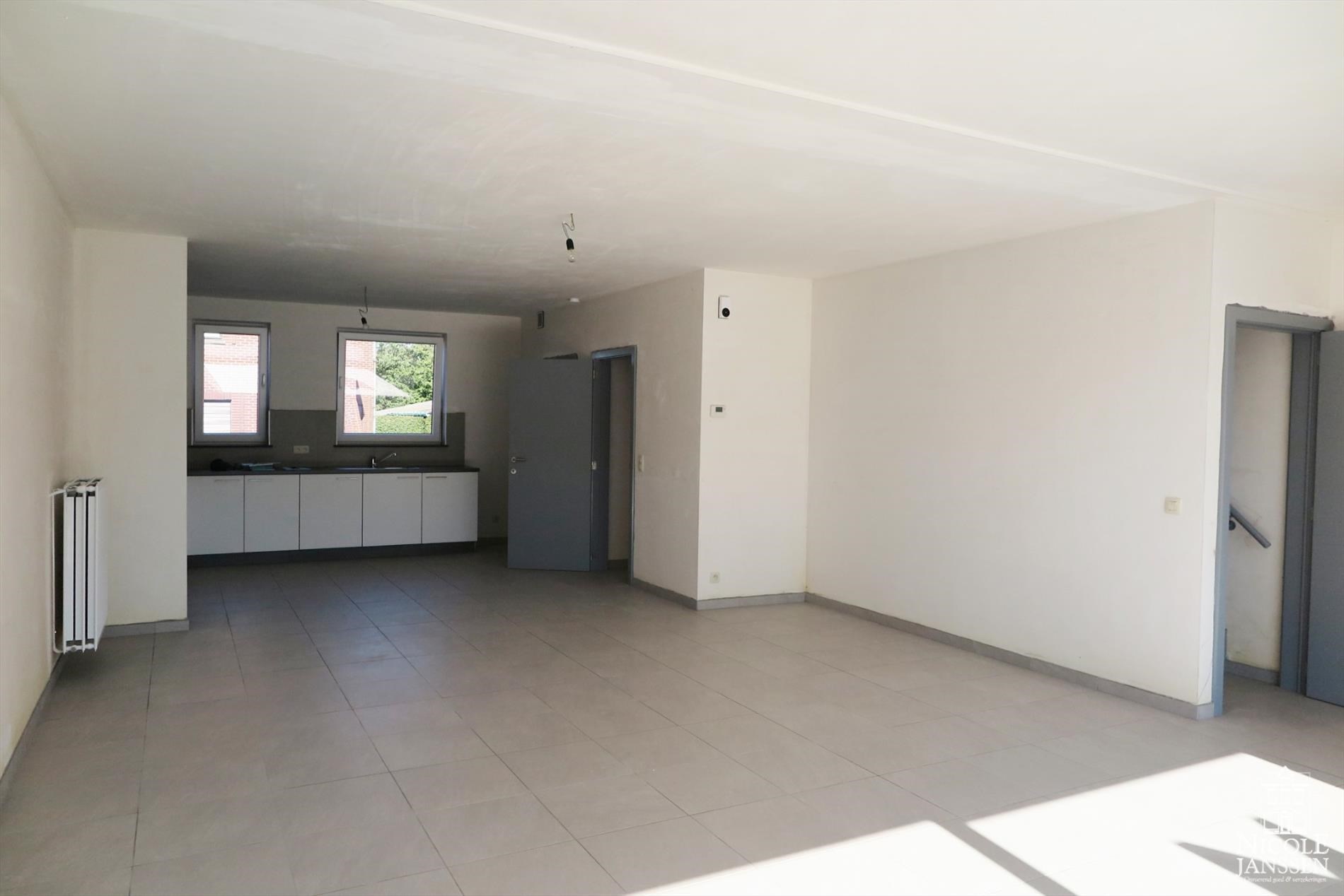 Halfvrijstaande nieuwbouwwoning met drie slaapkamers en carport 