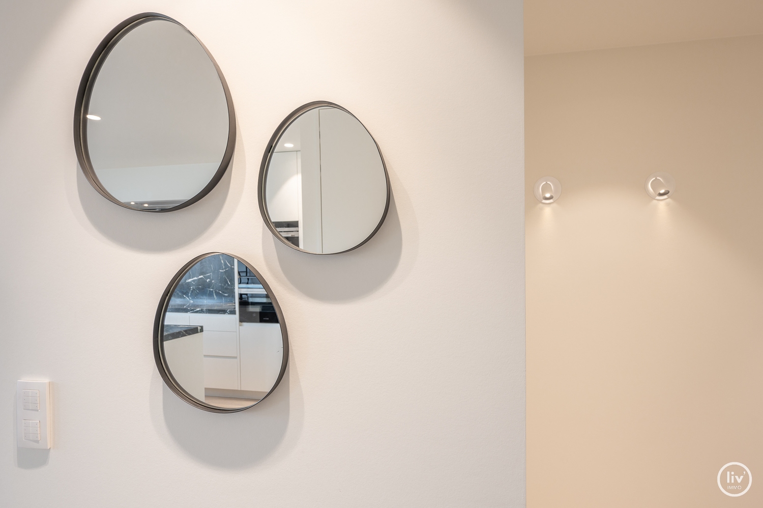 Prachtig gerenoveerd appartement op een topligging met frontaal meerzicht aan het zegemeer te Knokke. 