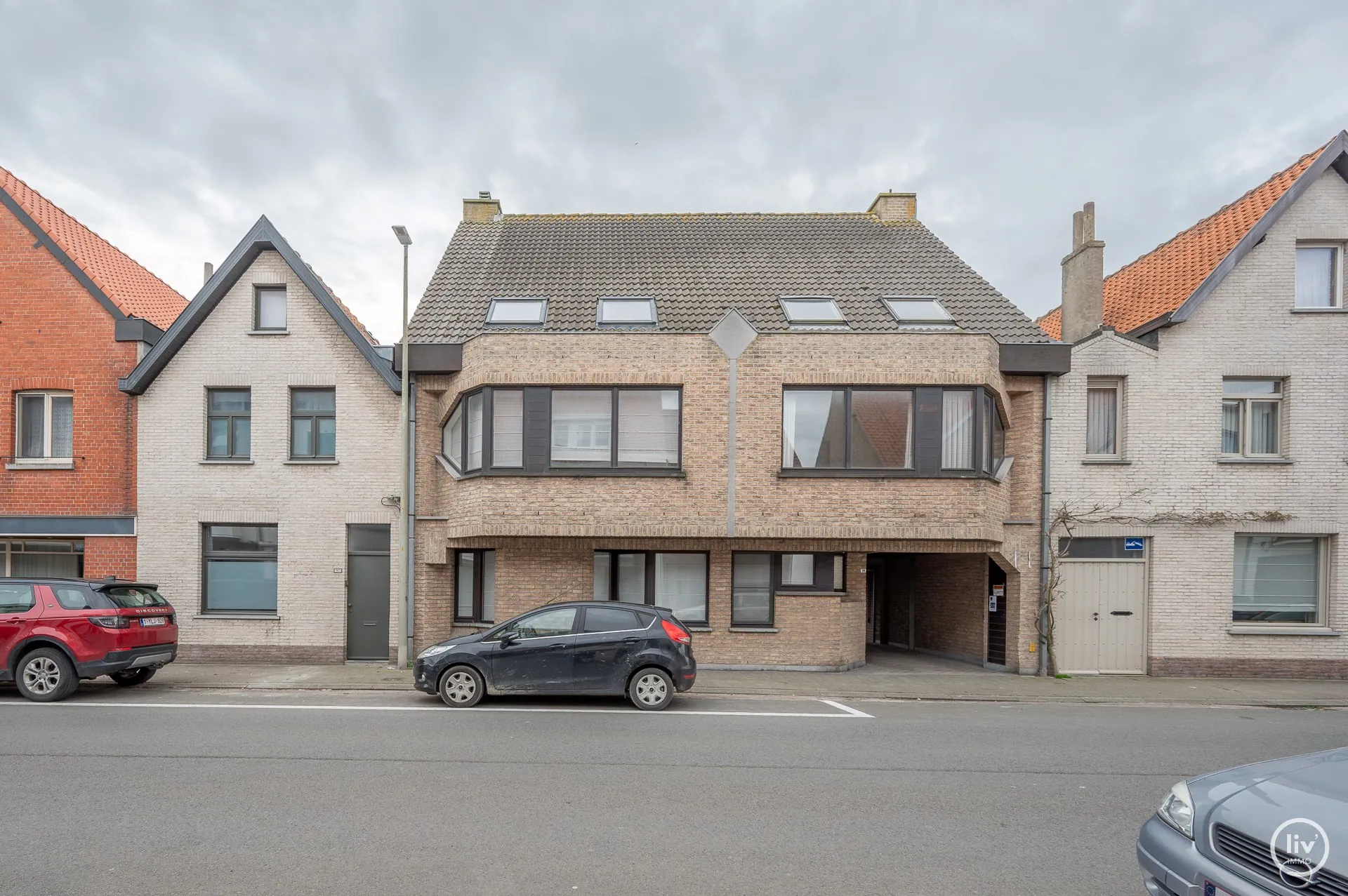 ONGEMEUBELD - 3 volwaardig slaapkamer appartement(duplex) met ruim terras gelegen in hart van oud-Knokke op wandelafstand van de Lippenslaan en groentenmarkt. 