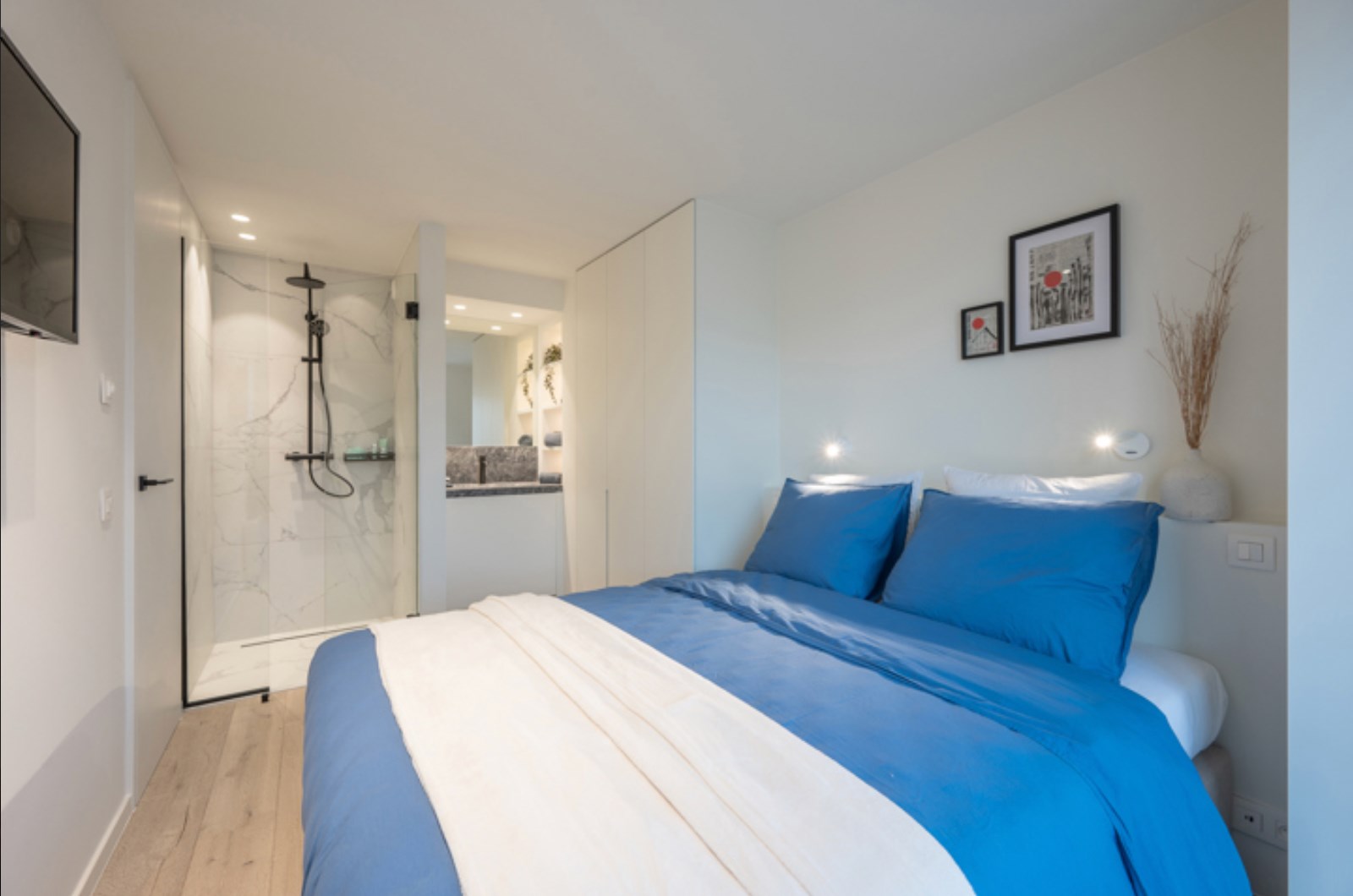 Integraal gerenoveerd dak-appartement met zonne-terrassen op 20 meter wandelafstand van de zeedijk-Albertstrand. 