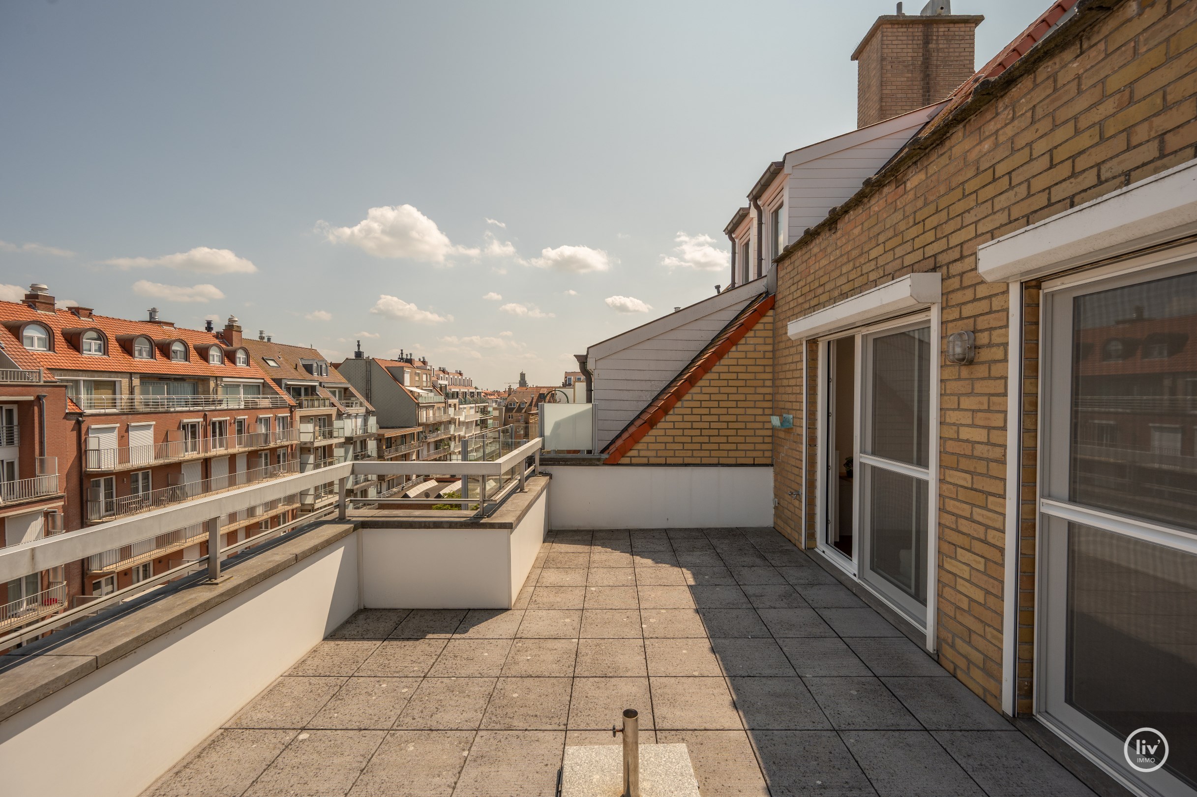 Prachtig instapklaar duplex-appartement met zonnige terrassen genietend van een open zicht en tevens zeezicht (Mogelijkheid tot aankoop van een inpandige garagebox). 