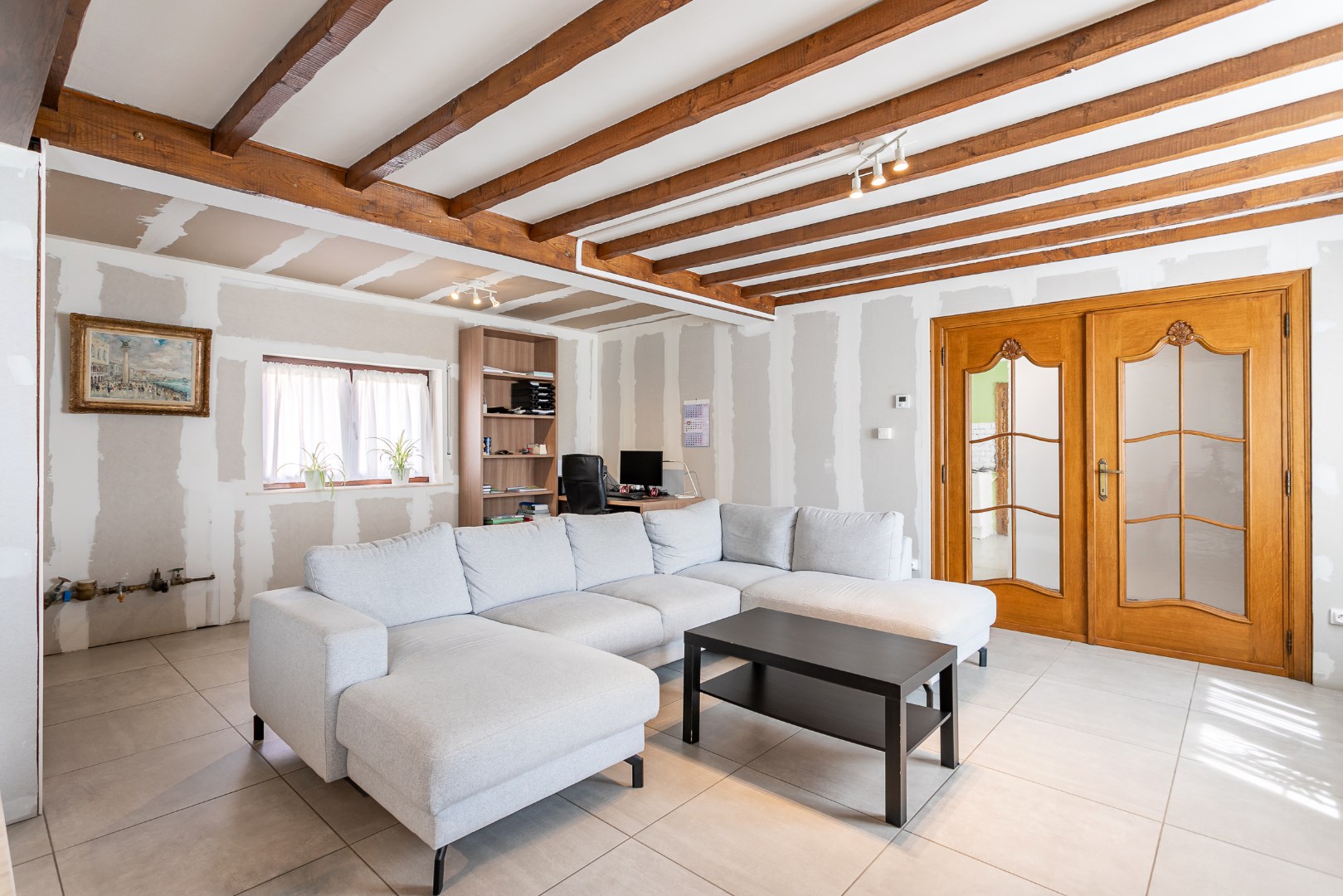 Ruime 4-gevelwoning met 3 slaapkamers, garage en uitbreidingsmogelijkheden (mog. extra slaapkamers,/hobby- of werkruimte) op 9a 39ca 