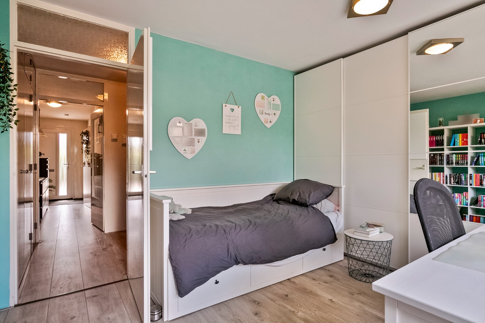Keurige 6-kamer drive-in woning met moderne keuken, nette badkamer, 5 slaapkamers, zonnige tuin en eigen parkeerplaats! 