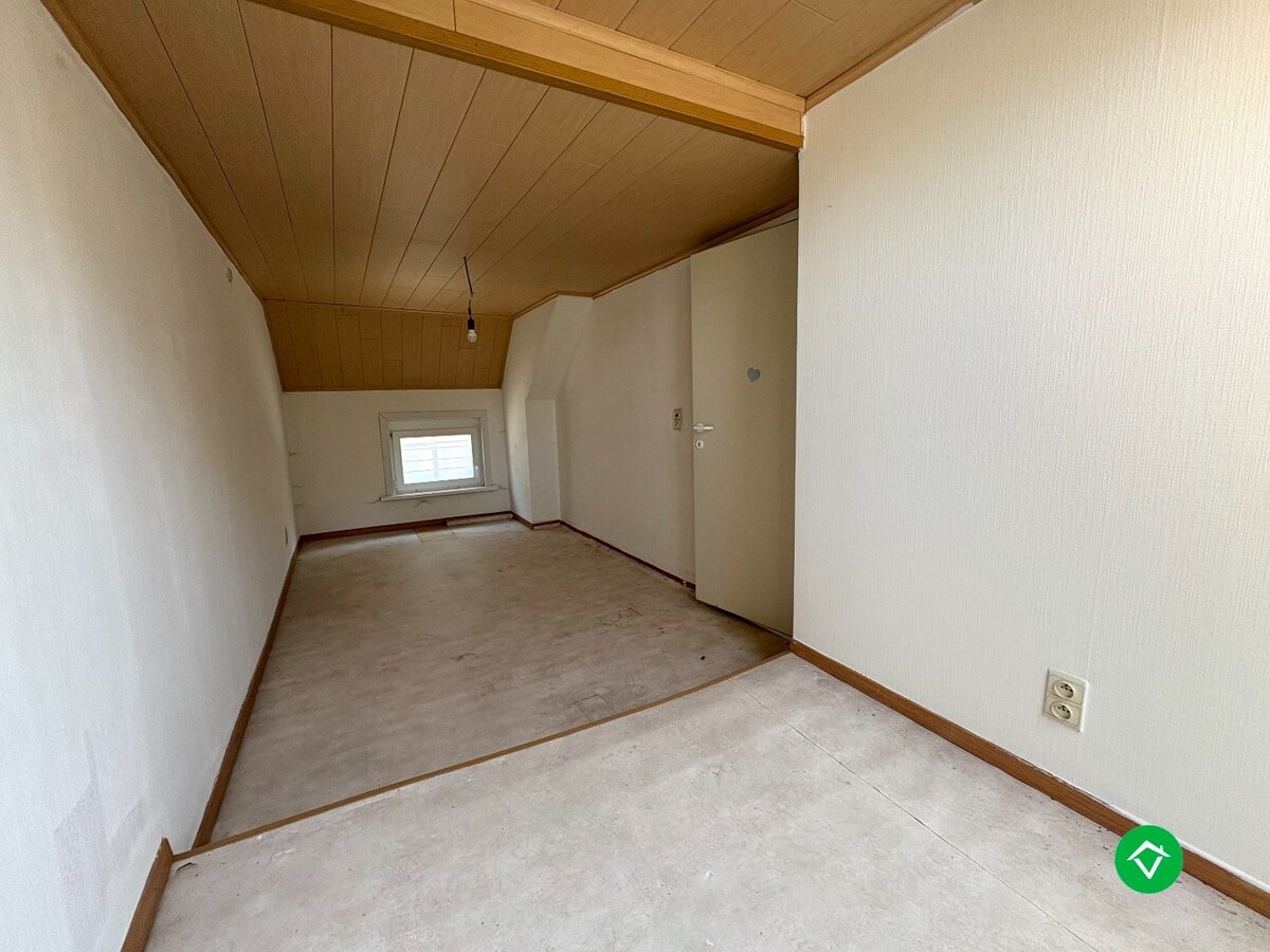 Unieke ruime eigendom op 1169 m&#178; grond met voormalige handelsruimte in centrum Koekelare 