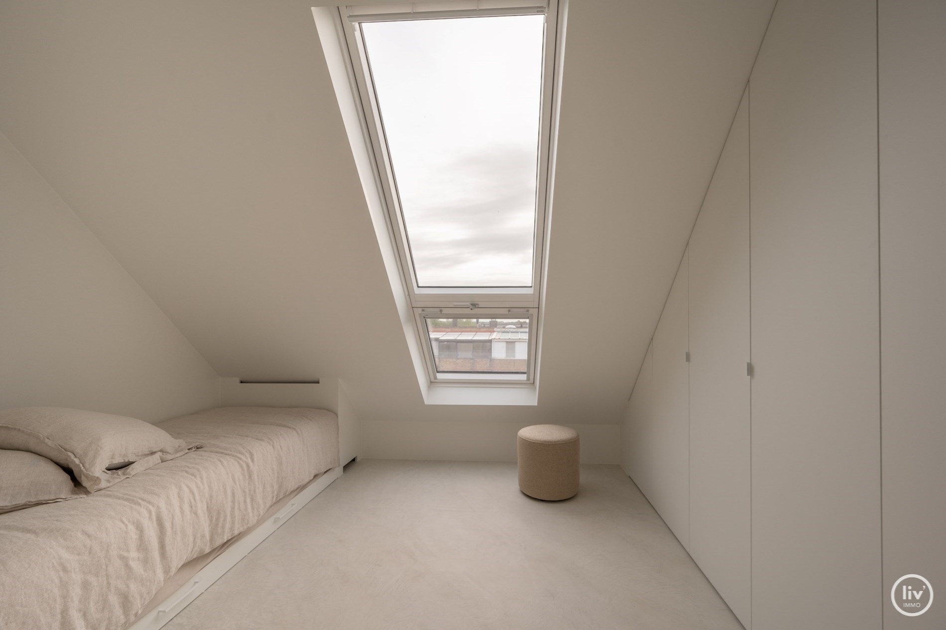 Prachtig gerenoveerd duplex appartement met ruim Westgericht terras gelegen op de Lippenslaan te Knokke. 