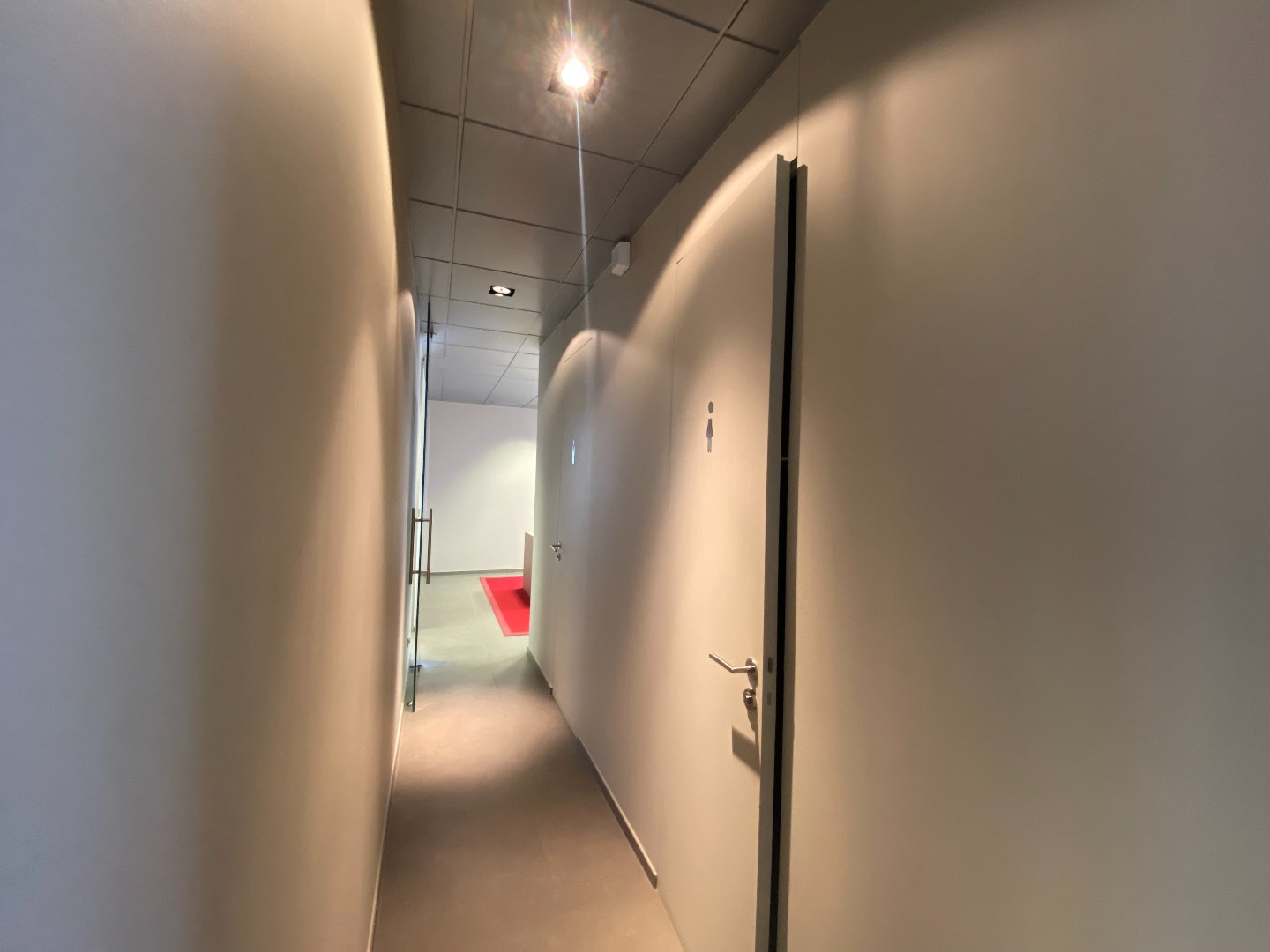 Stijlvol gelijkvloers handelspand van ca 150 m&#178; op zeer commerci&#235;le ligging! 