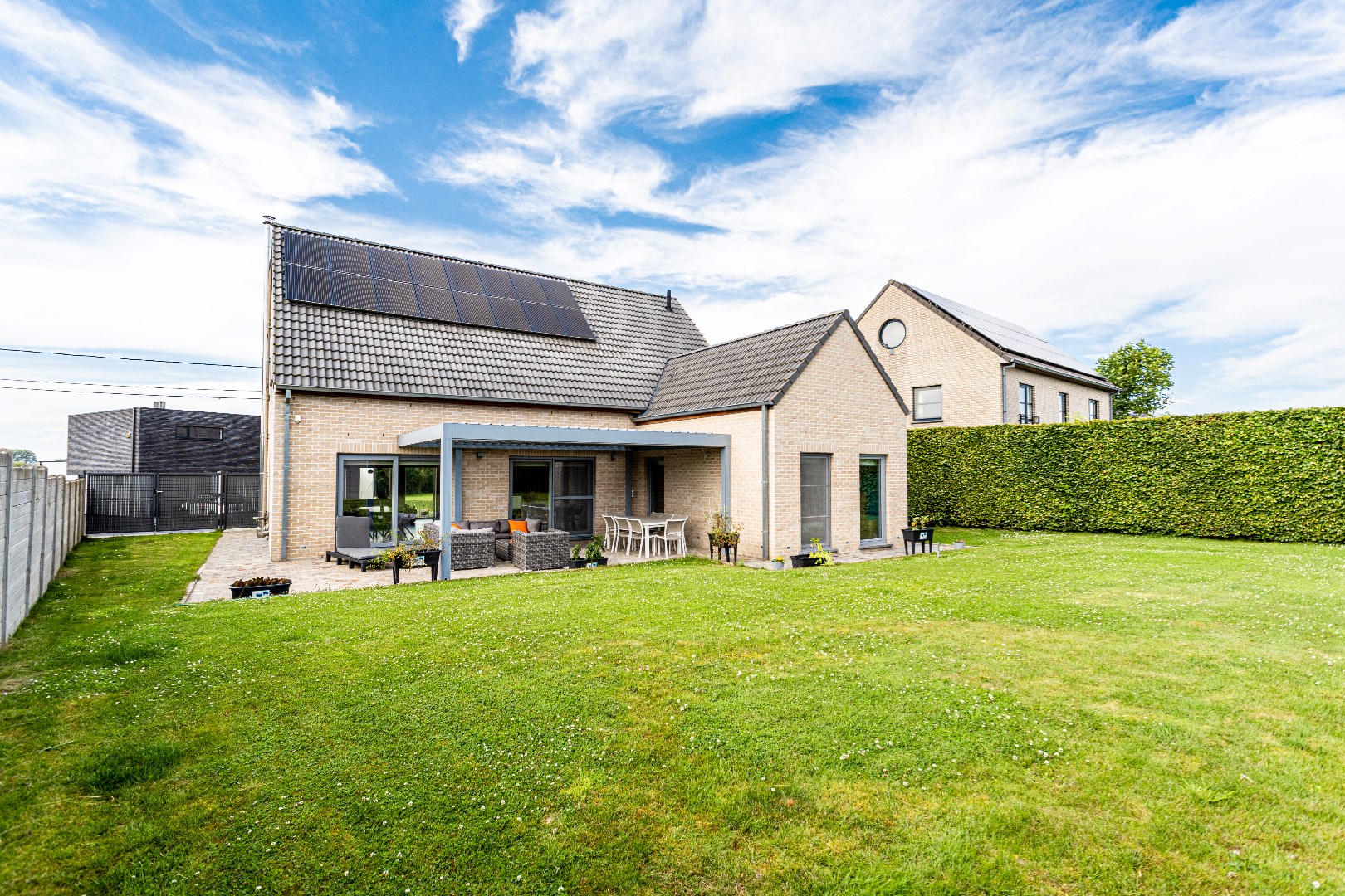 Maison moderne dans un endroit calme, avec 4-5 chambres, garage et jardin 