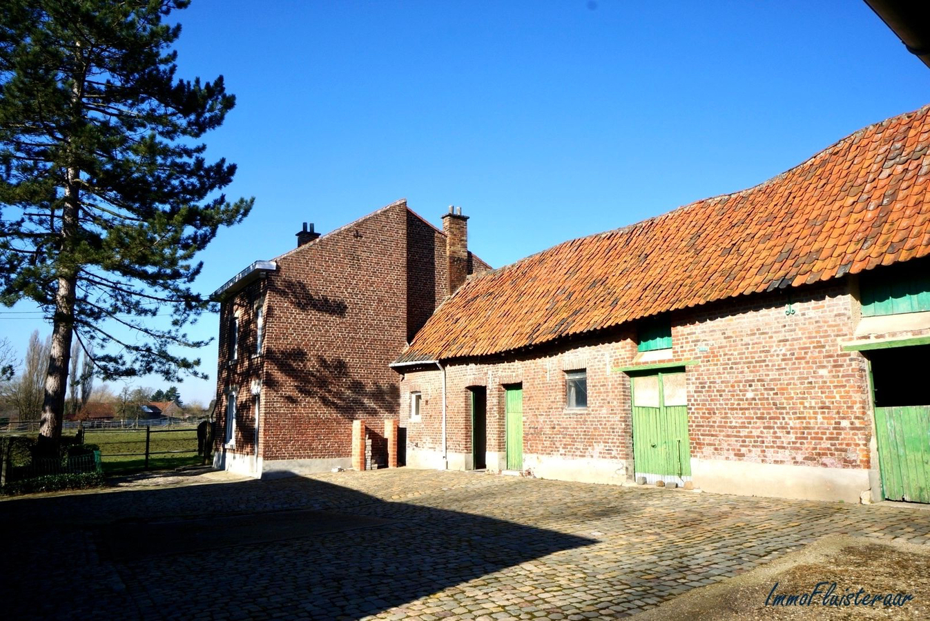 IN OPTIE! Charmante te renoveren woning met stalgebouw op ca. 1ha43a te Tongeren 