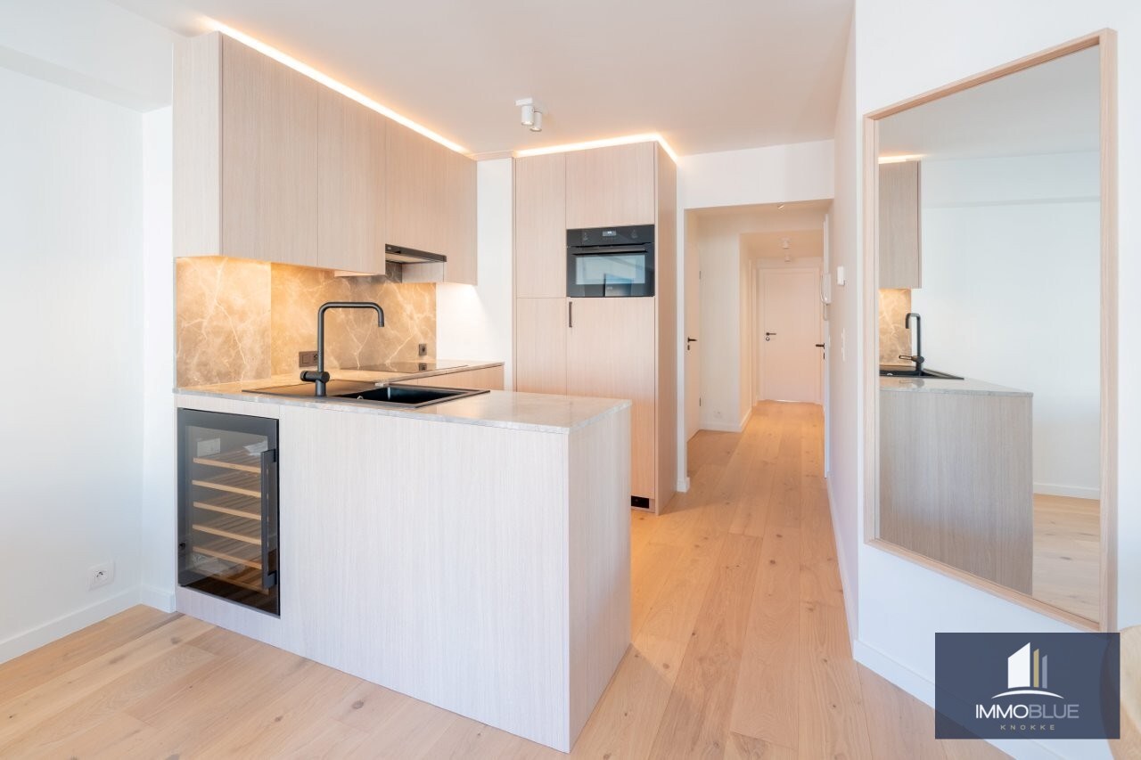 Volledig gerenoveerd, lichtrijk appartement gelegen in een kleine residentie. 
