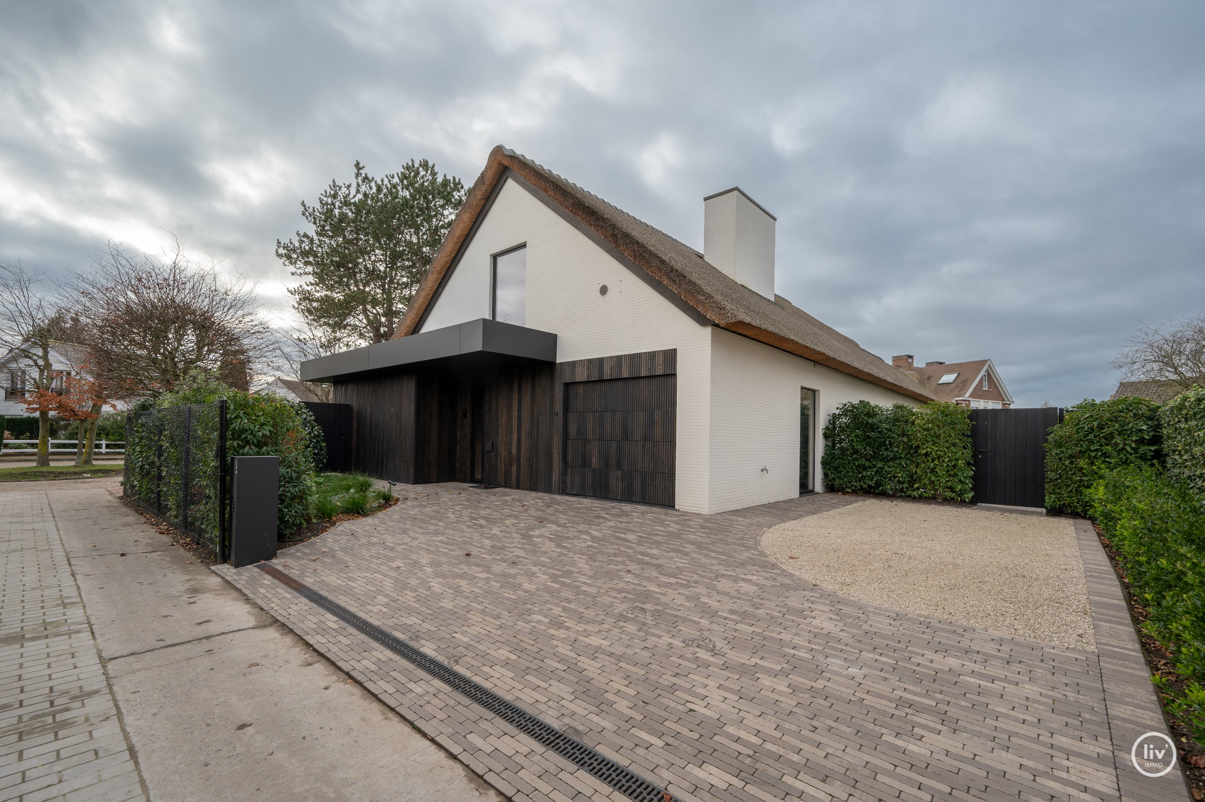 Superbe villa charmante, enti&#232;rement r&#233;nov&#233;e et joliment situ&#233;e dans un quartier r&#233;sidentiel calme &#224; proximit&#233; du centre de Knokke. 