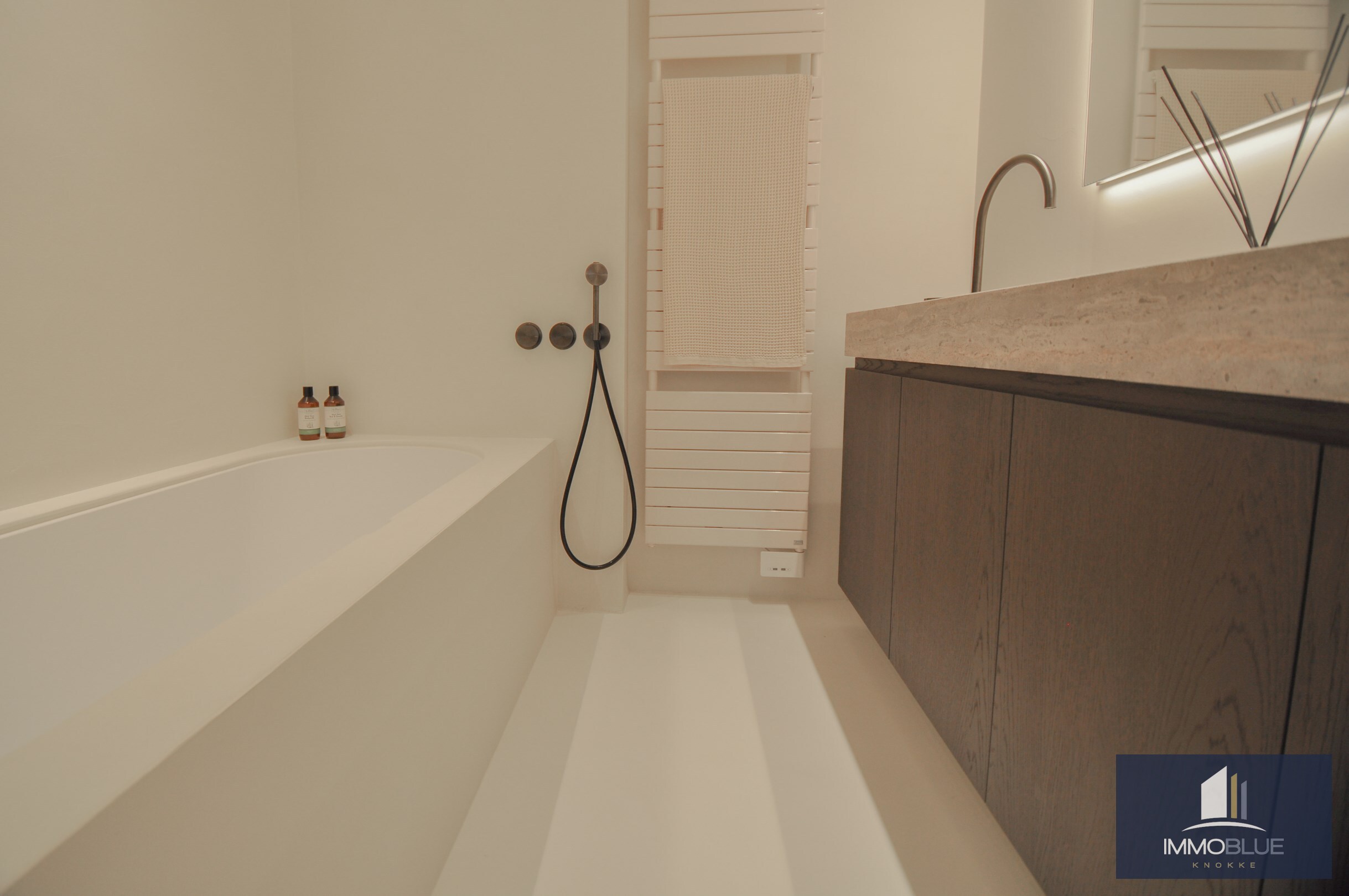 Exceptionnel, appartement enti&#232;rement r&#233;nov&#233;, intemporel avec une vue d&#233;gag&#233;e. 