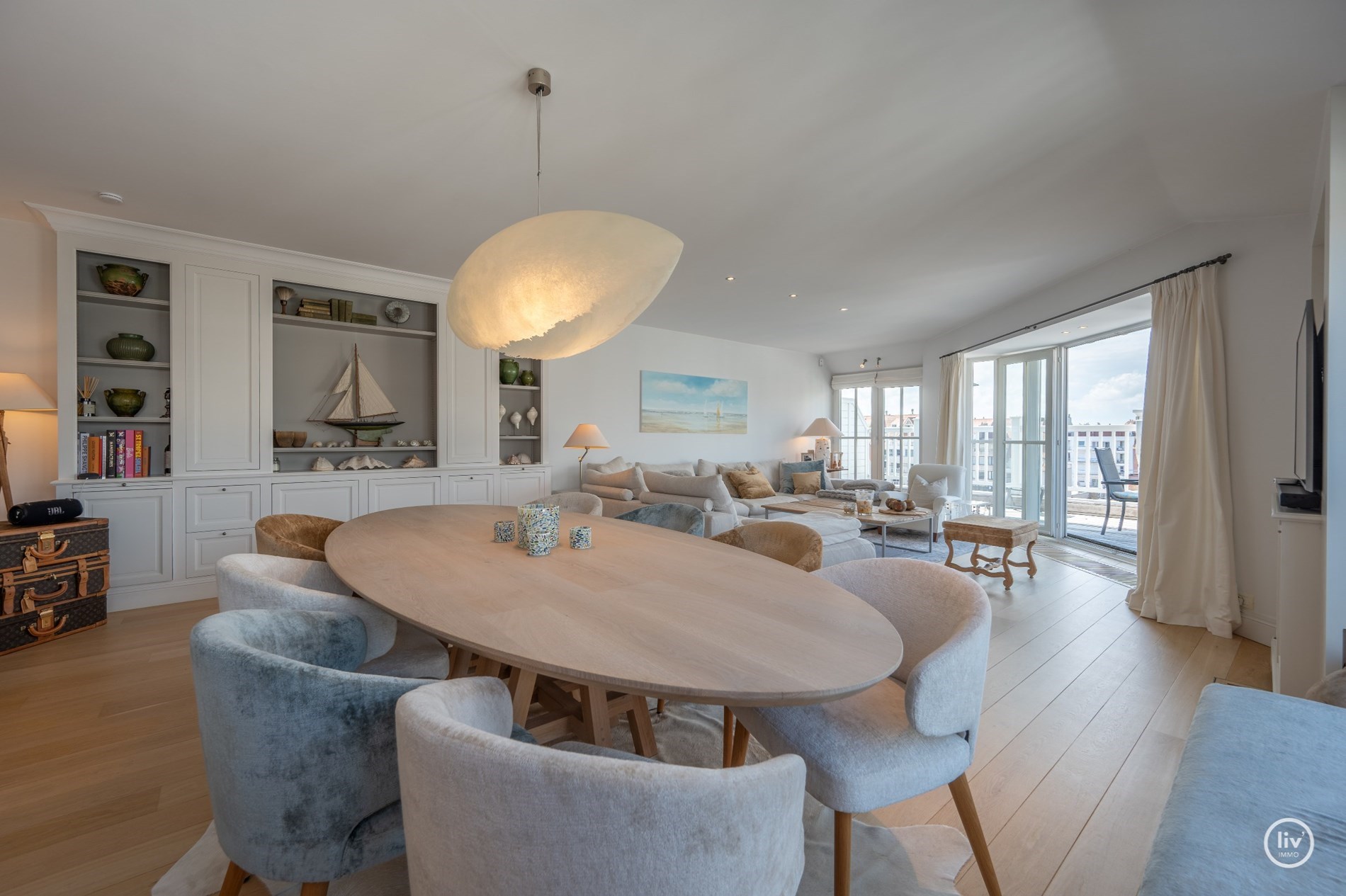 Duplex d&#39;angle de 160 m2 avec de magnifiques vues d&#233;gag&#233;es sur l&#39;avenue Dumortier &#224; Knokke. 