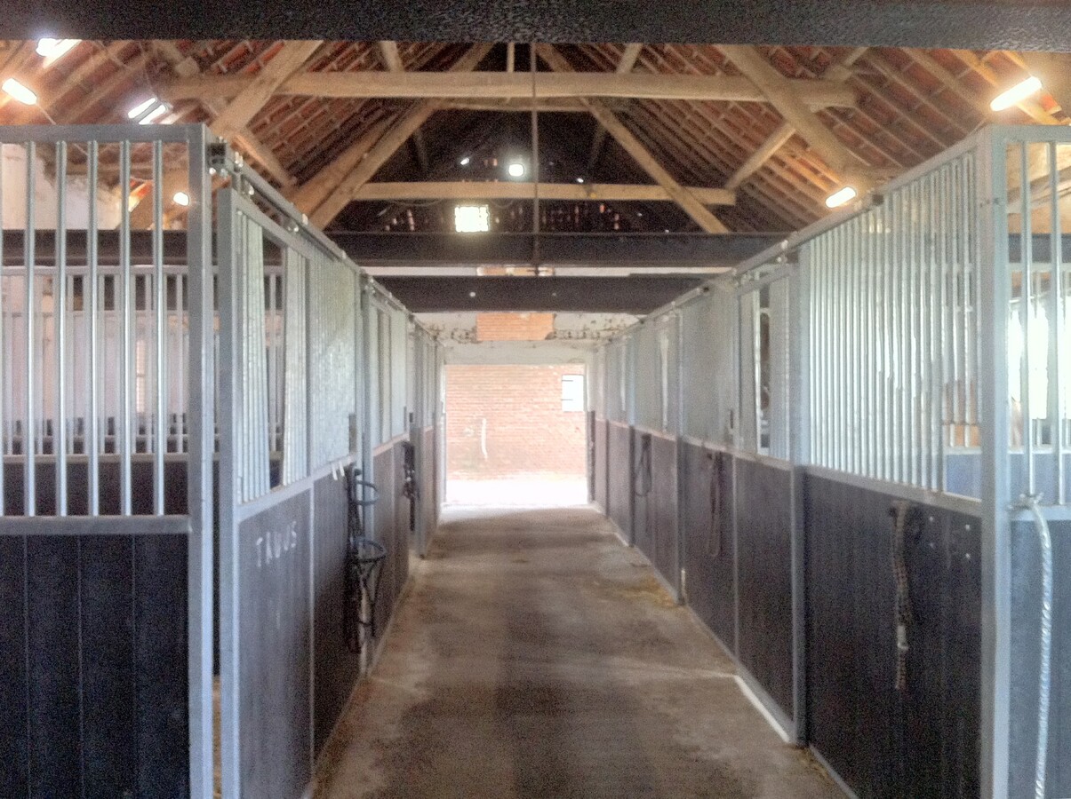 Boerderij met stallen op ca. 1 ha te Wuustwezel (VIRTUAL TOUR) 