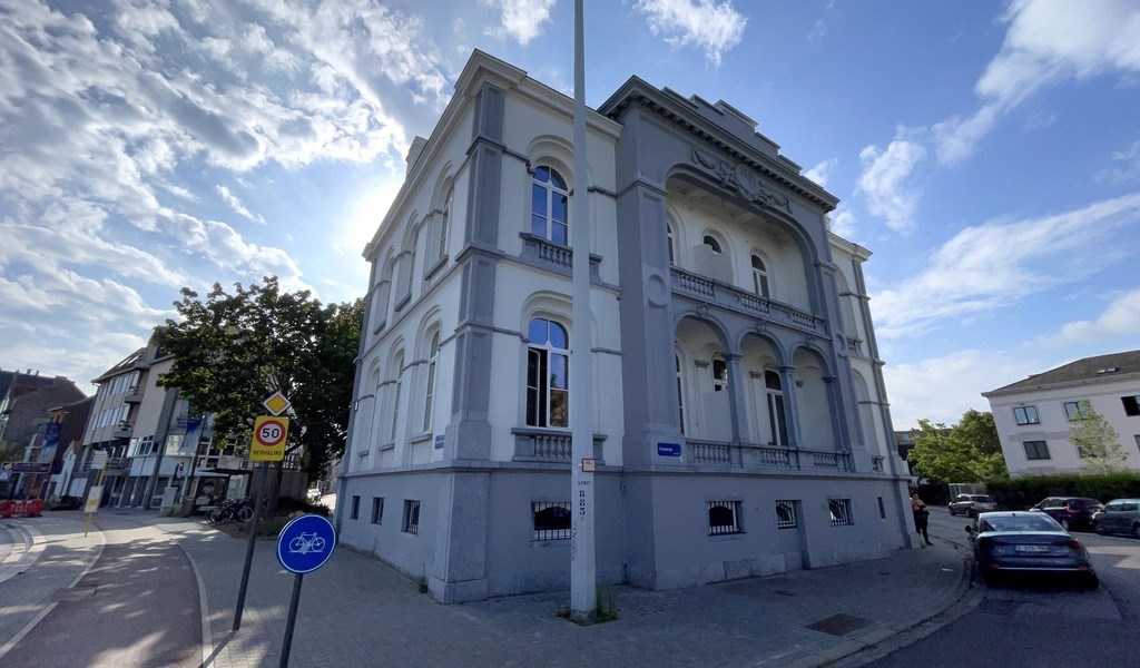 Gemeubelde kantoorruimte met diensten vlakbij het station van Mechelen