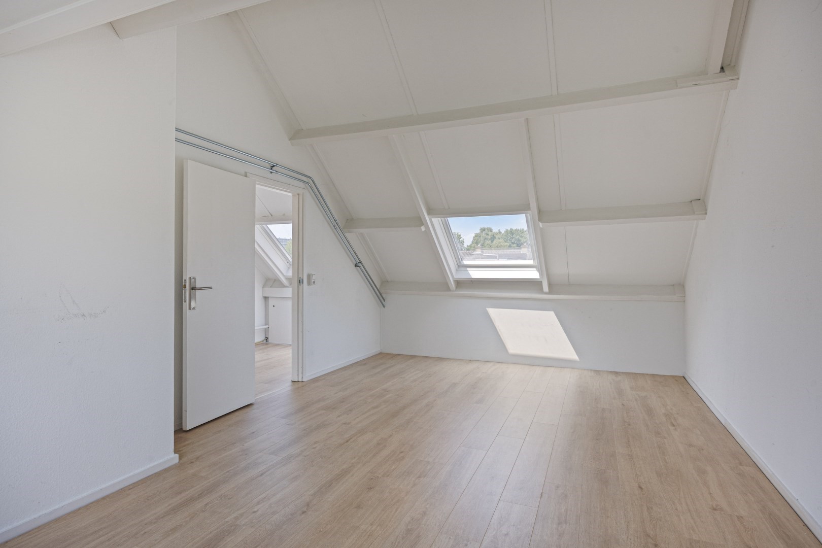 Ruime eengezinswoning met 5 kamers op eigen grond, 11 zonnepanelen en een centrale ligging in de wijk Ommoord. 