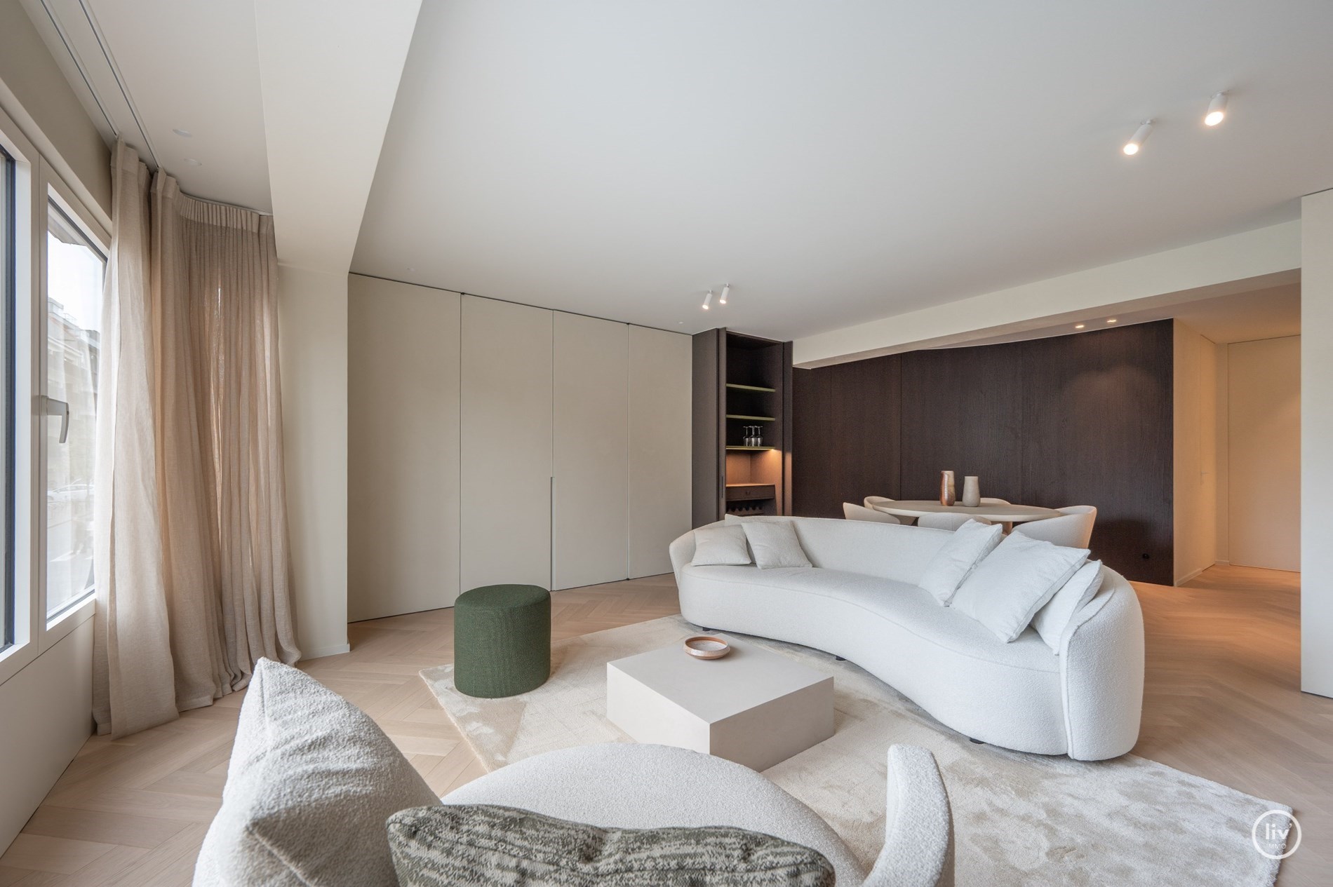 OPENDEURDAG vrijdag 11 juli 2025 van 16:15 tot 18:00 in de Van Bunnenlaan 32, 8300 Knokke-Heist. Magnifiek gerenoveerd appartement van 150 m&#178; met open zicht op de Heilighart kerk – Dumortierlaan, Knok 
