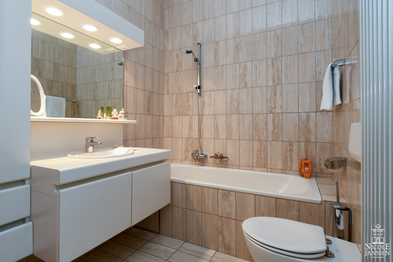 Badkamer met toilet, lavabo en ligbad