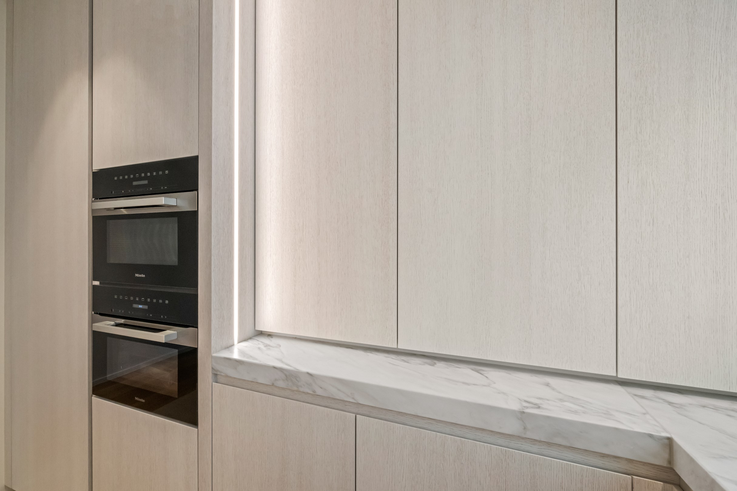 Appartement de trois chambres &#233;l&#233;gamment r&#233;nov&#233; avec vue d&#233;gag&#233;e sur la Kustlaan. 