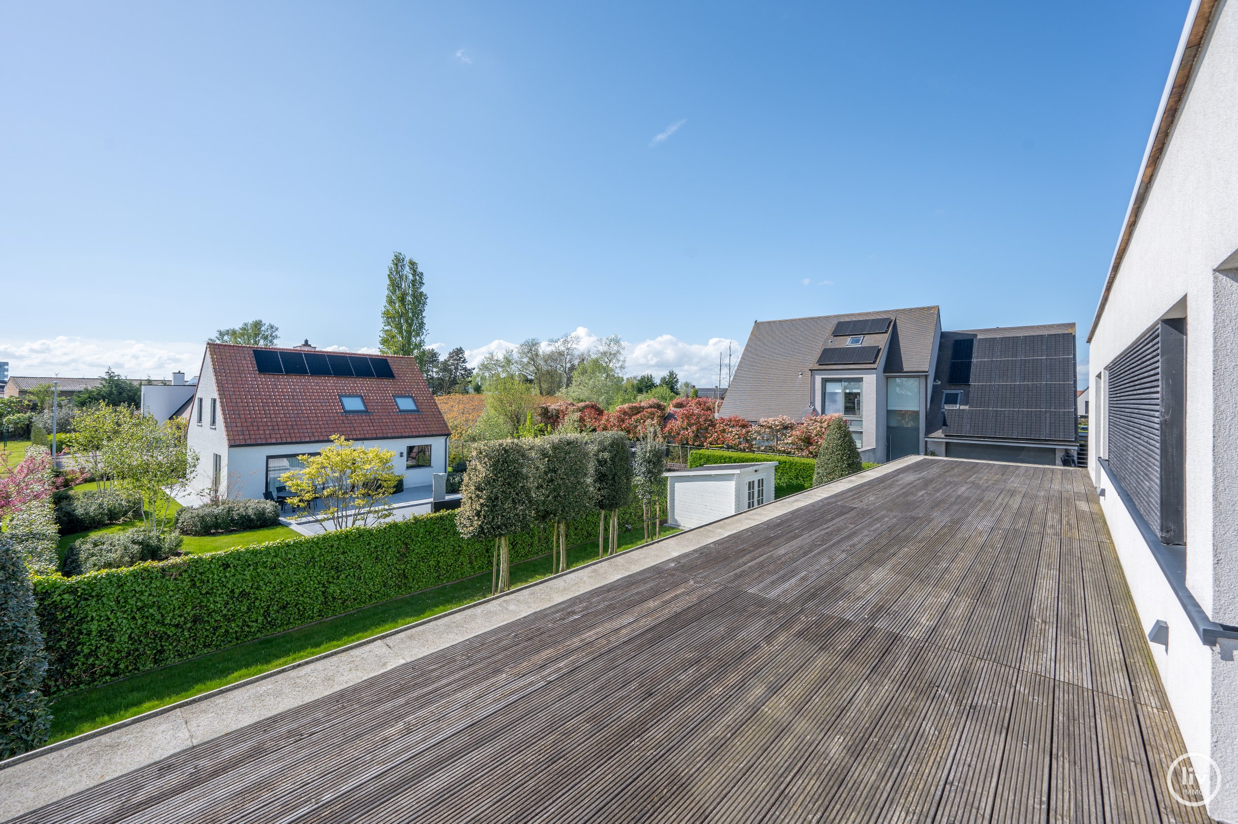 Moderne villa (2017) genietend van veel lichtinval en voorzien van heel wat comfort gelegen vlakbij het centrum van Knokke. Garage voor 6 wagens toegankelijk via 2 grote sectionaalpoorten. 