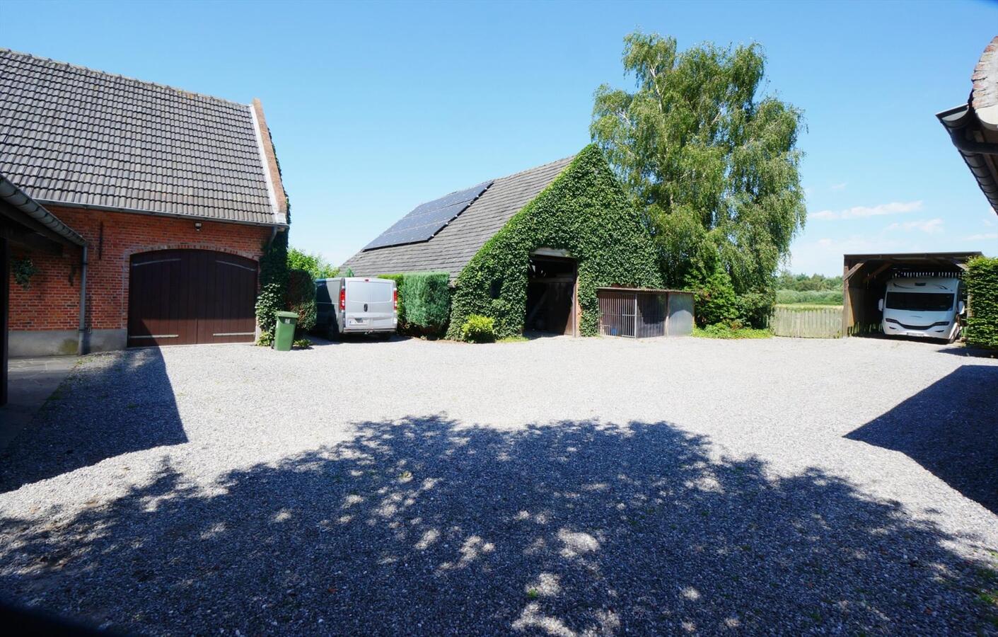 Rustig gelegen landhuis met bijwoning en ruime schuur op ca. 1,4 ha te Weelde (Ravels) 