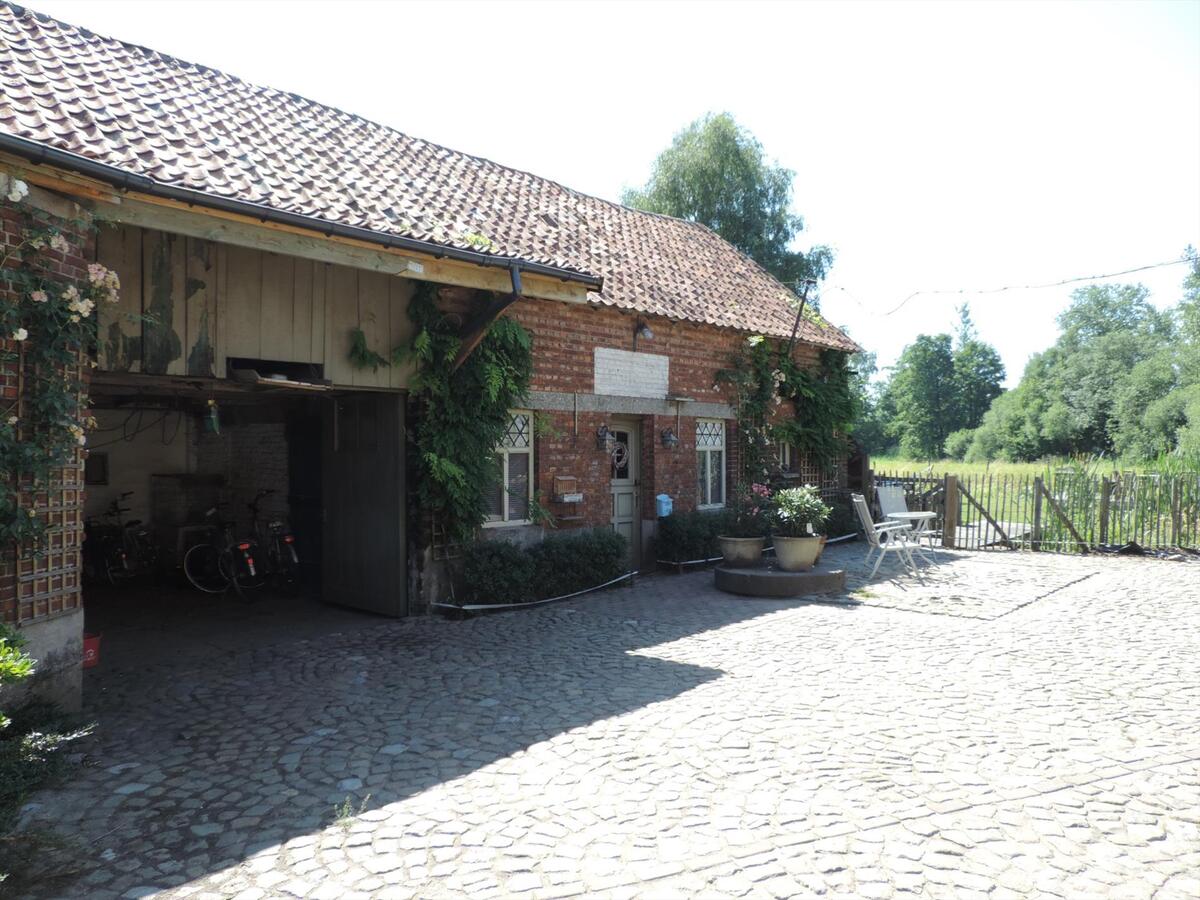 Charmante boerderij met oude watermolen, paardenstallen, binnen- en buitenpiste op ca. 6,7 ha te Bocholt 