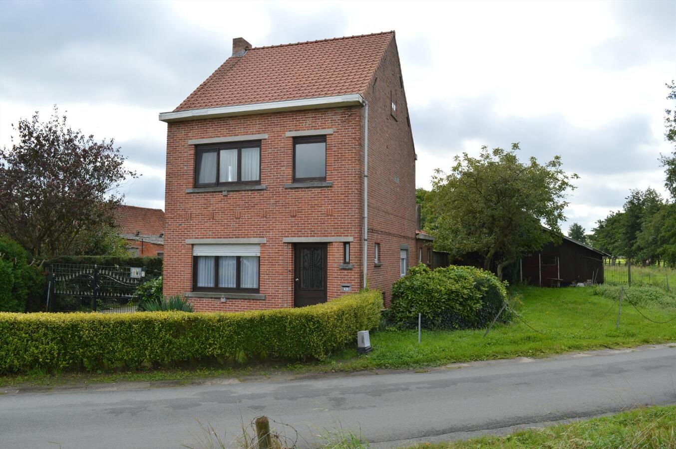 Te renoveren woning met loods en weide op 7.327m&#178; te Zele 